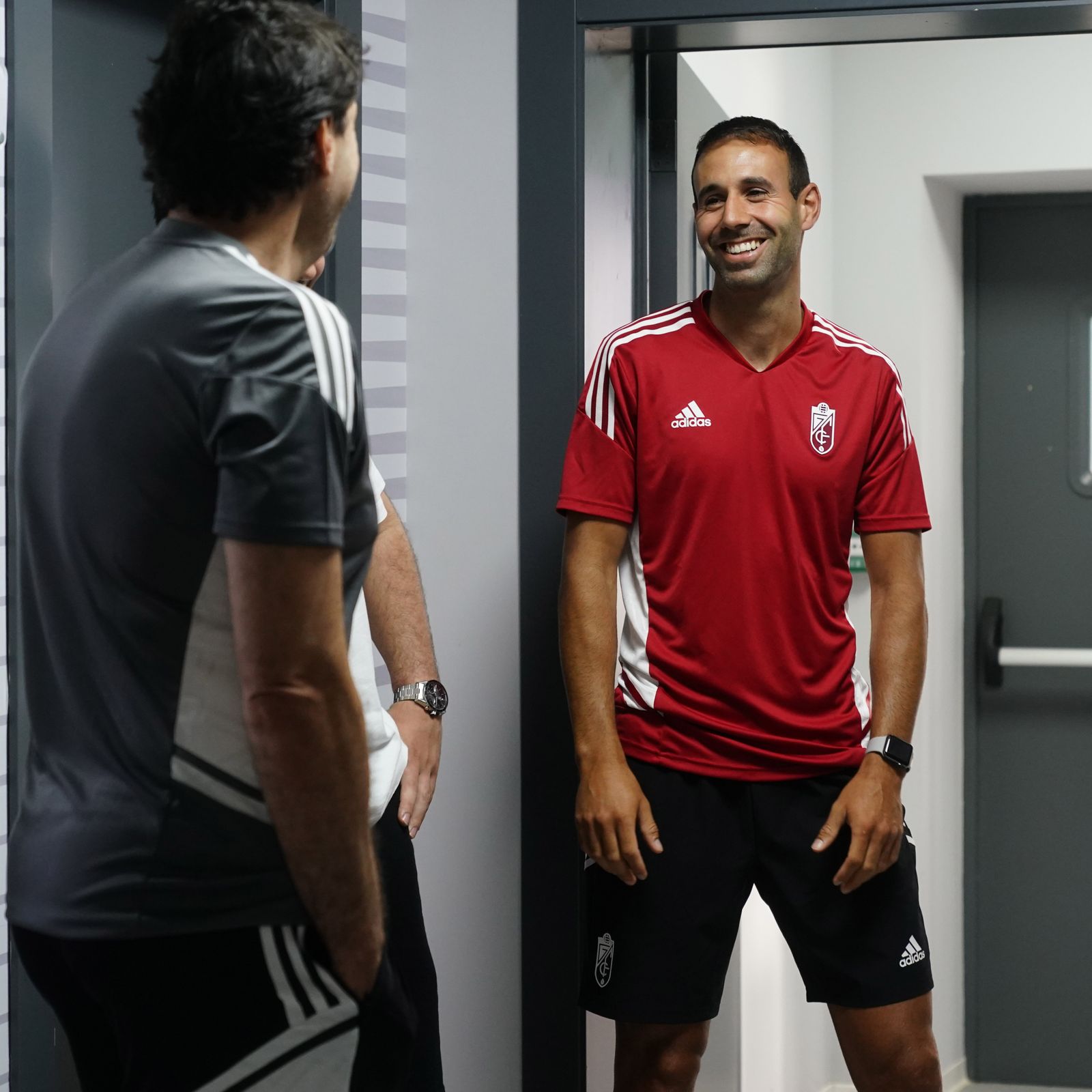 Aitor Karanka charla con el capitán Víctor Díaz.