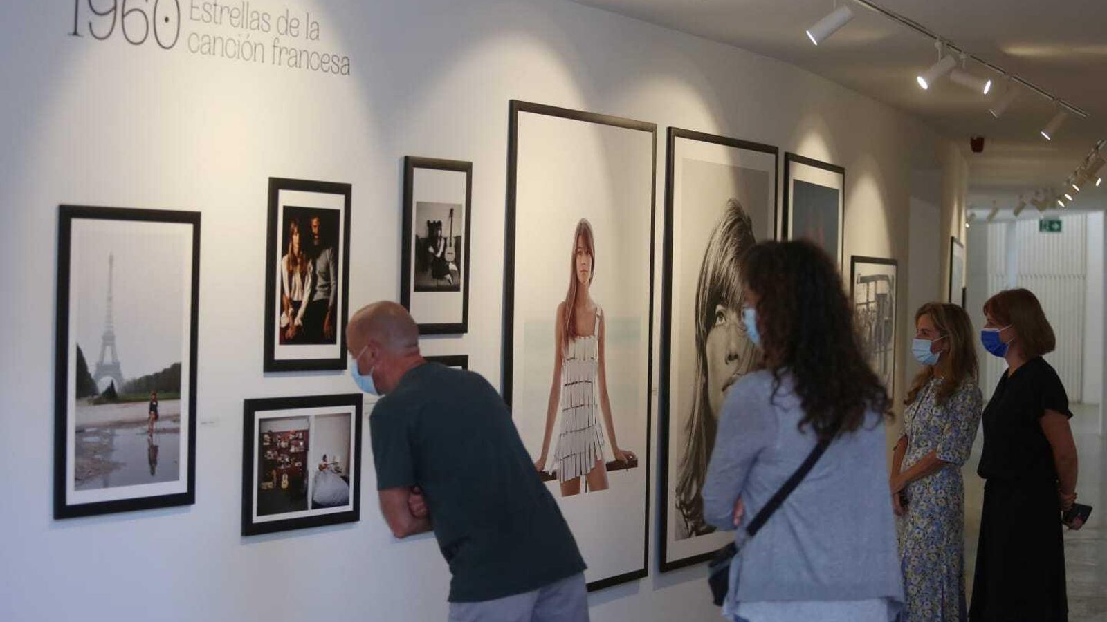 Cristina Carrillo de Albornoz y Delphine Charon (en segundo plano) observan fotografías de Périer en la muestra. Cristina Carrillo de Albornoz y Delphine Charon (en segundo plano) observan fotografías de Périer en la muestra.