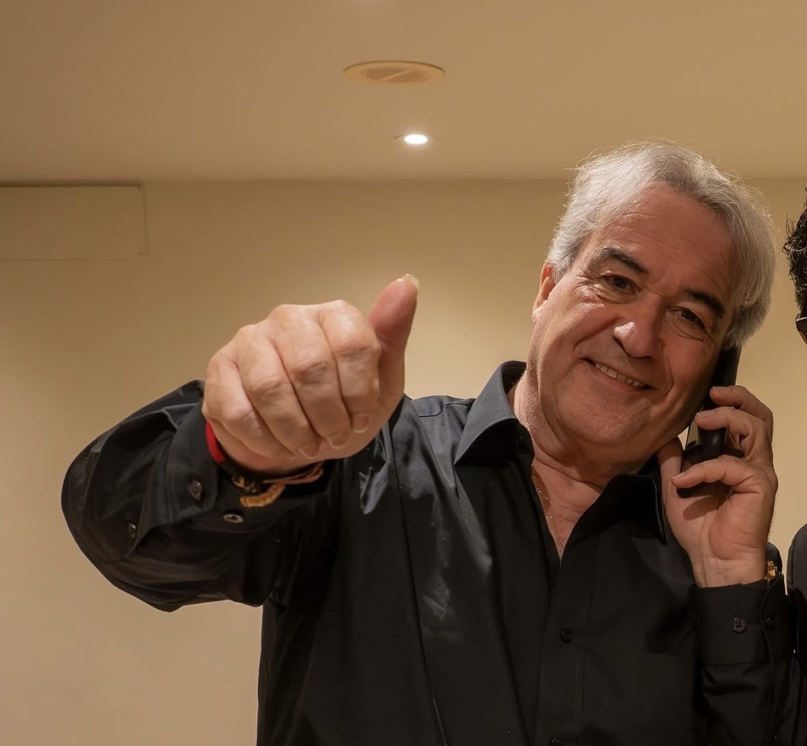 El último gaditano sin móvil se rinde