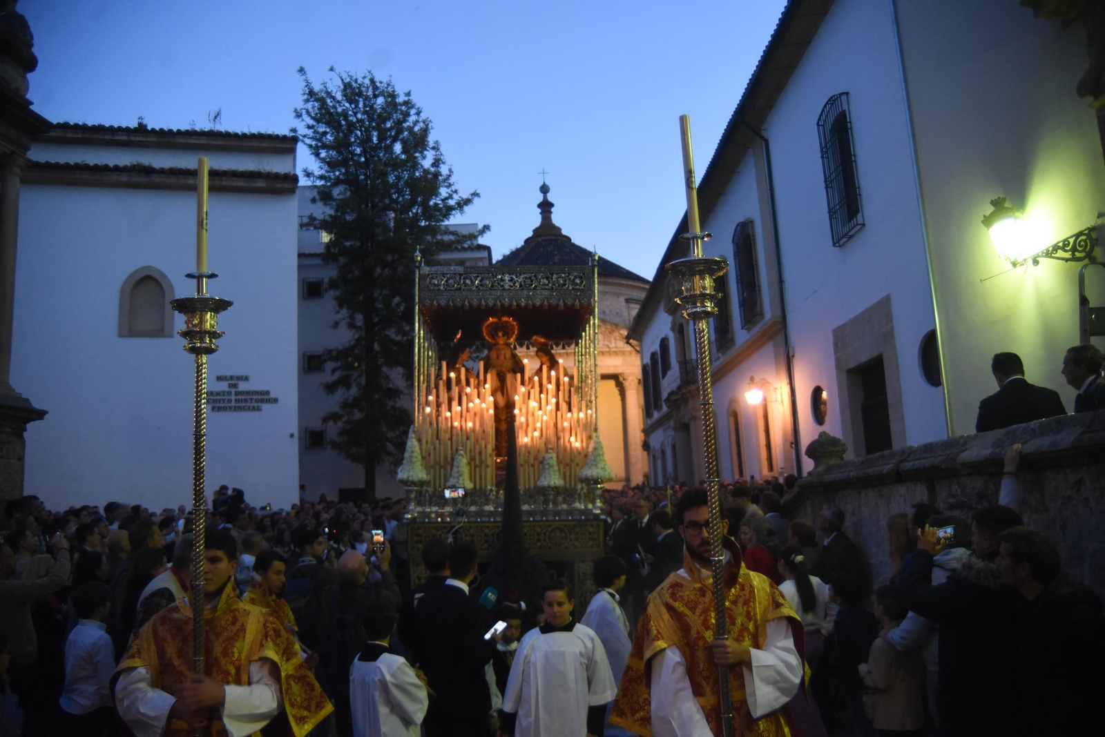 La procesión del Santo Sepulcro en este Viernes Santo de Córdoba, en imágenes