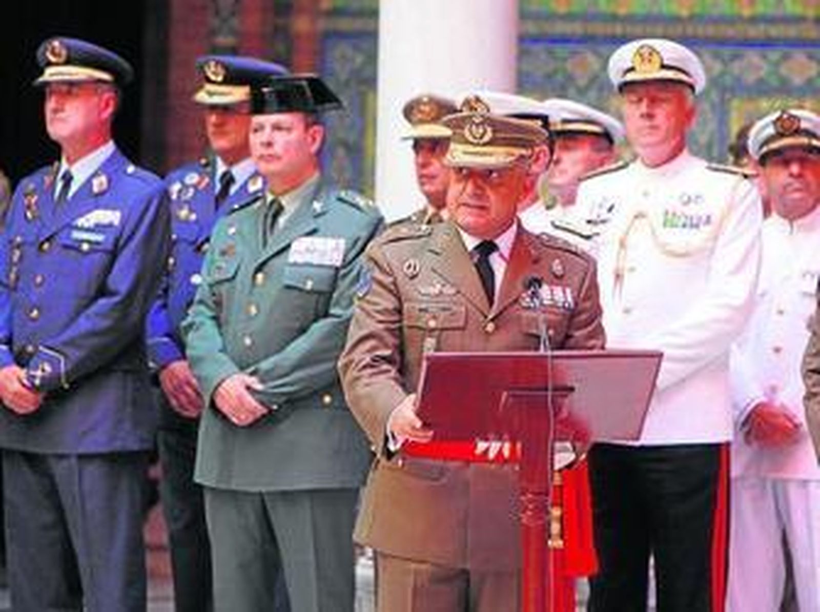De izquierda a derecha, Carmen Crespo, Juan Ignacio Zoido, Emilio de Llera y el arzobispo                                                      Juan José Asenjo contemplan el desfile del Regimiento de artillería nº 74 en la plaza de España.