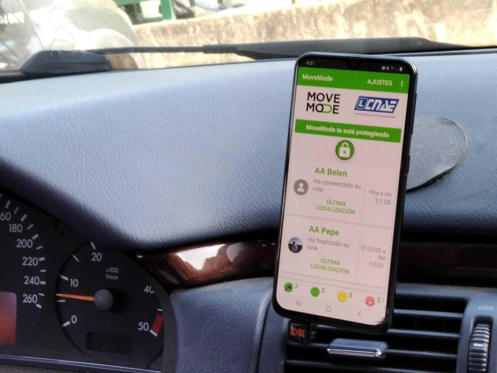 Un conductor con MoveMode en su teléfono mientras conduce.