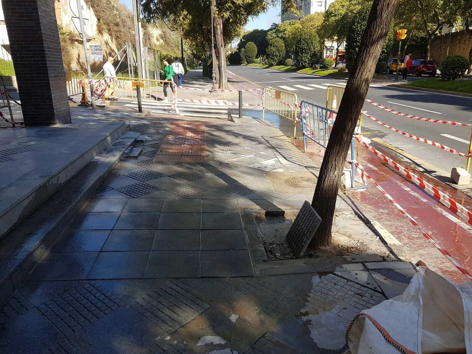Obras de reposición de acerado en la calle San Sebastián.