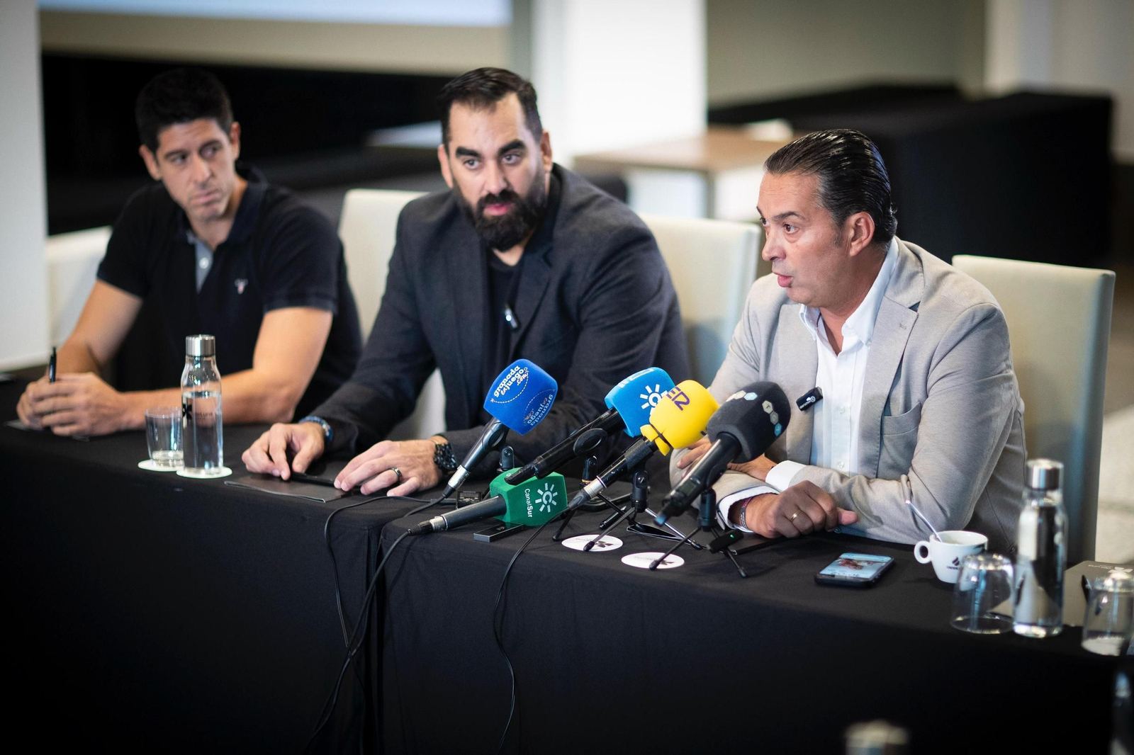 Fernández-Arenas (d) se dirige a los medios durante el desayuno informativo de este lunes