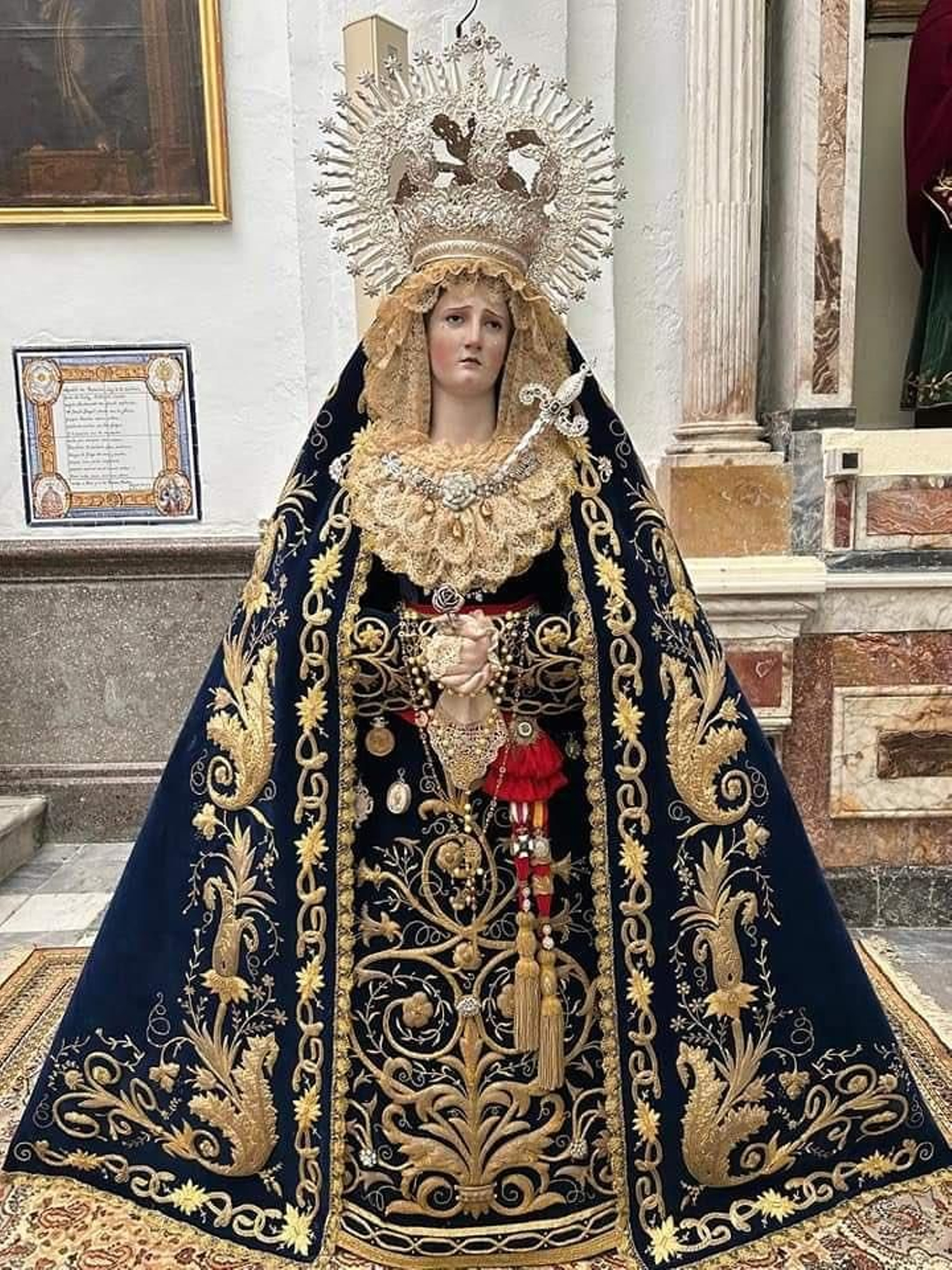 La Virgen de las Angustias de Ecce-Homo, con el terno bordado que va a ceder a la hermandad de Loreto