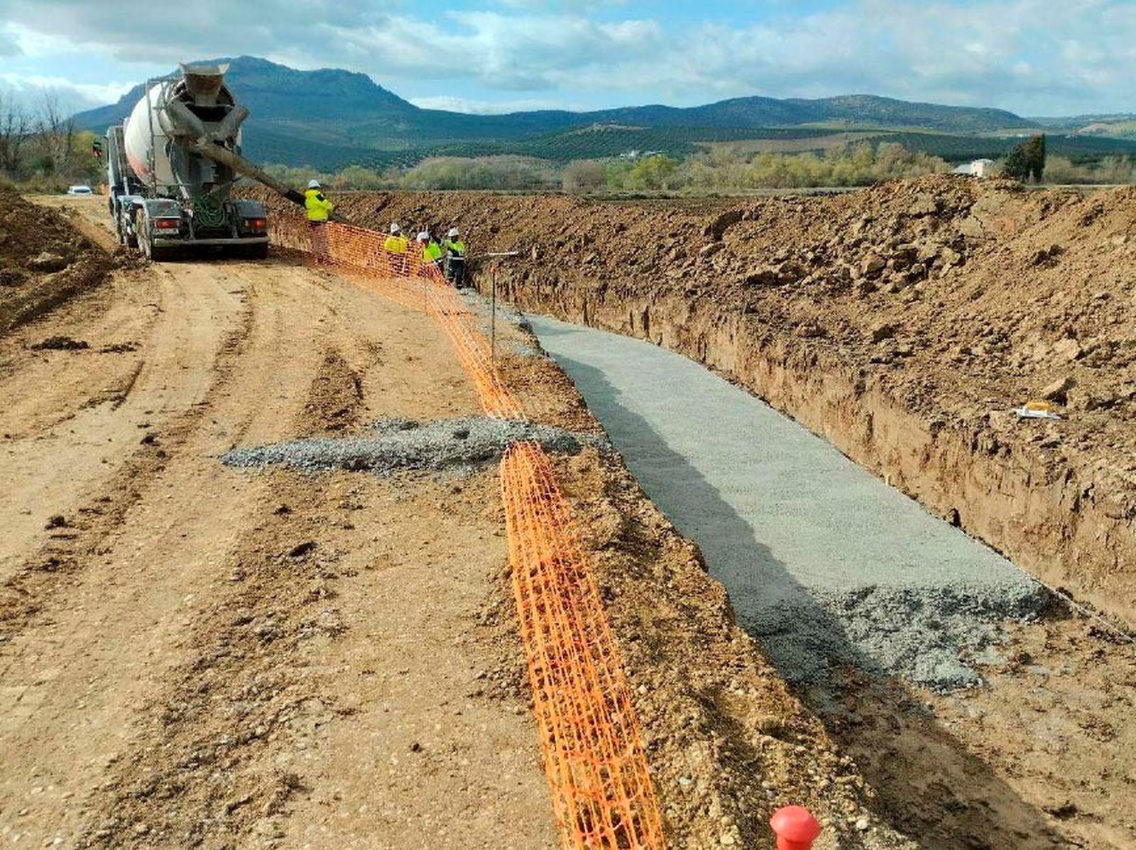 Trabajos de reposición de la Comunidad de Regantes Emperatriz Eugenia en la zona del futuro viaducto del Genil, junto a la A-92