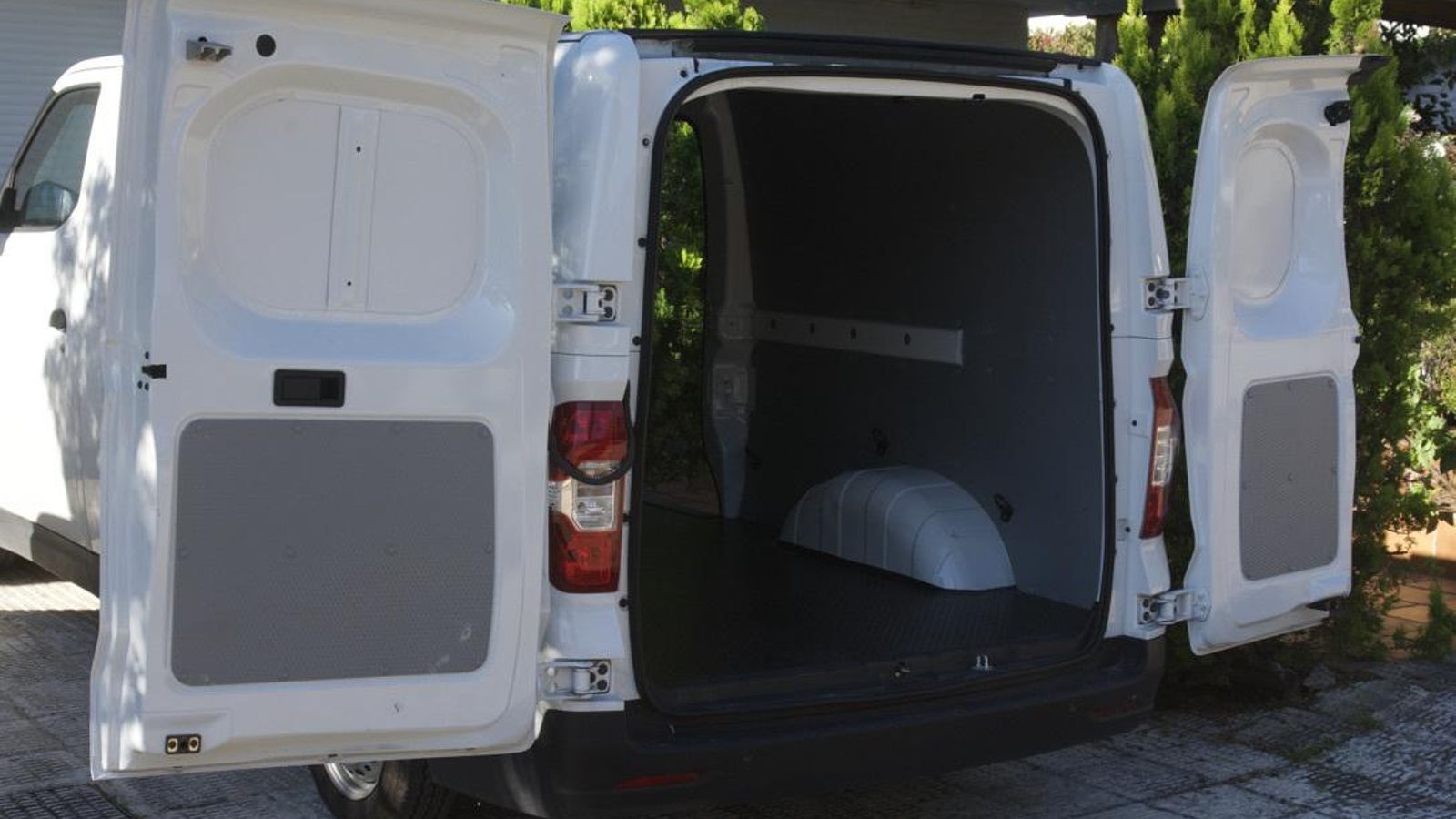 El acceso a la zona de carga se resuelve, además de por una puerta lateral, por estas doble asimétricas posteriores.