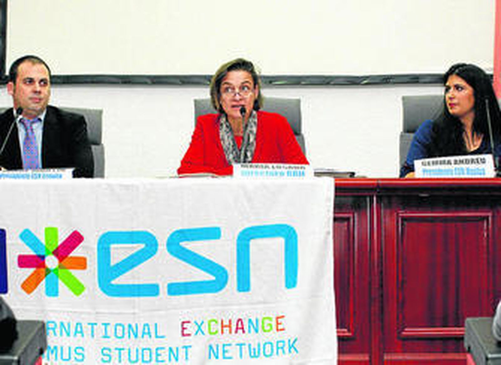 La directora de Relaciones Internacionales de la UHU da la bienvenida a los asistentes al encuentro de la ESN.