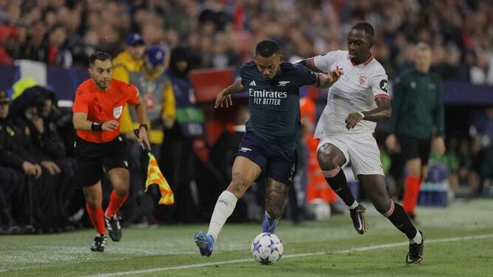 Soumaré le entra con fuerza Gabriel Jesús en una banda.