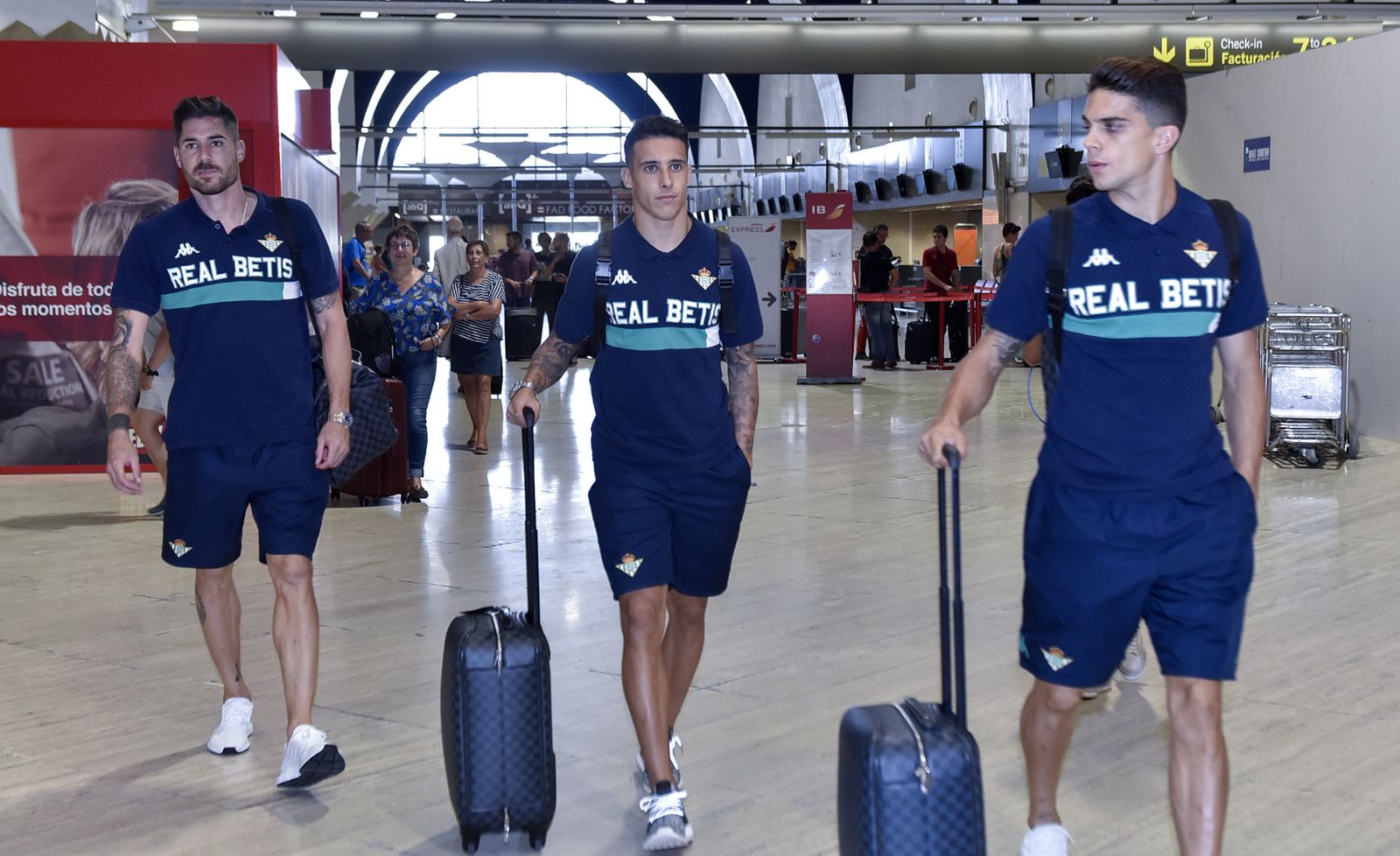 Javi García, Tello y Bartra, en el aeropuerto de Sevilla.