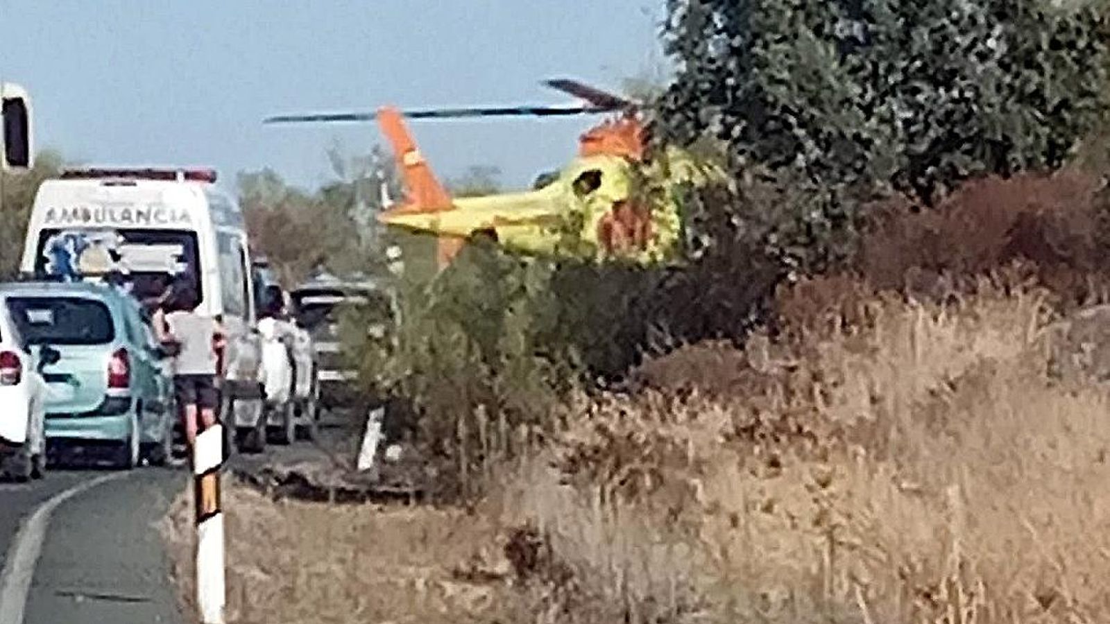 Los equipos de emergencia trabajan en la zona del accidente Los equipos de emergencia trabajan en la zona del accidente