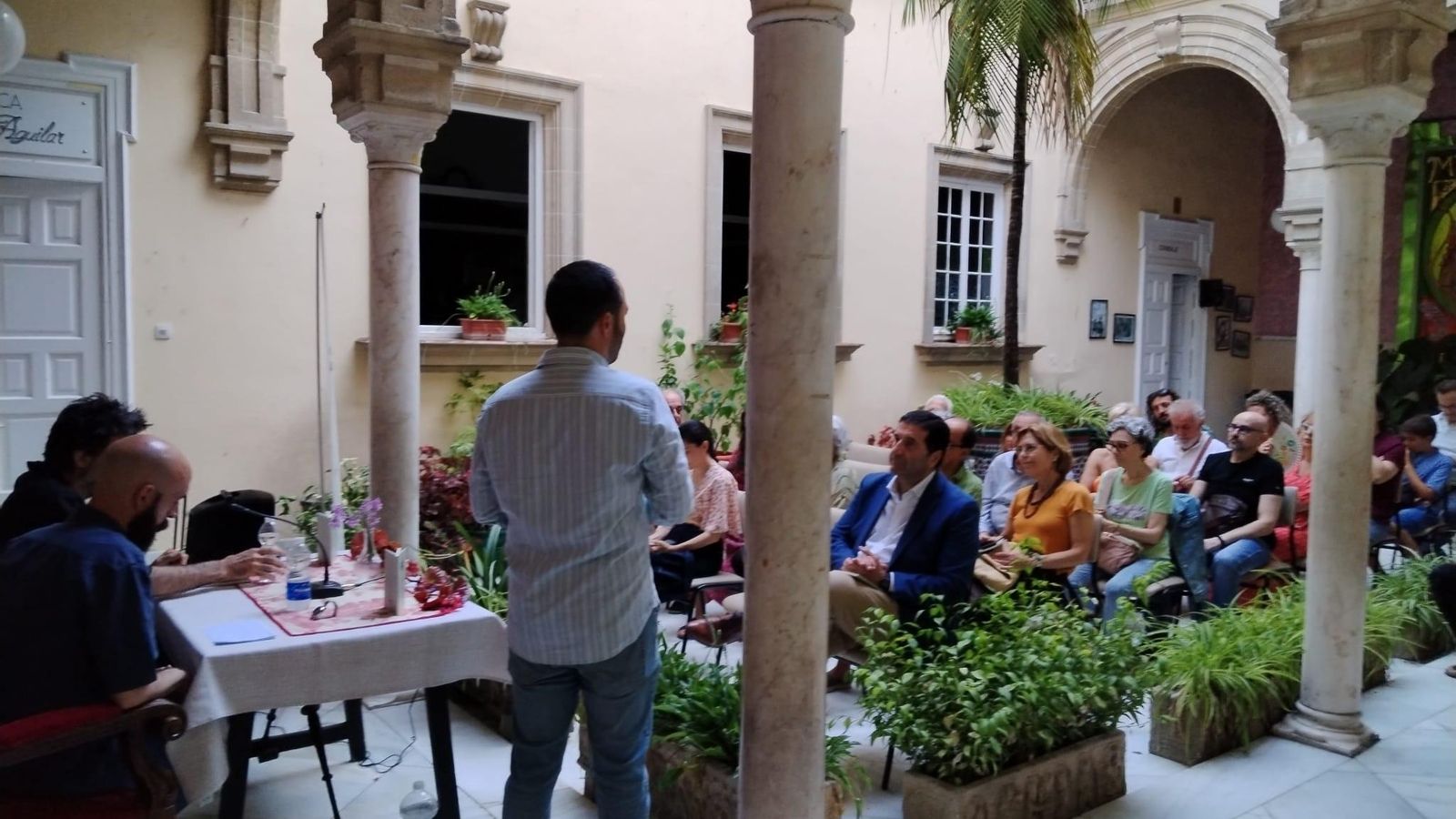 Parte del público asistente a la presentación. Parte del público asistente a la presentación.