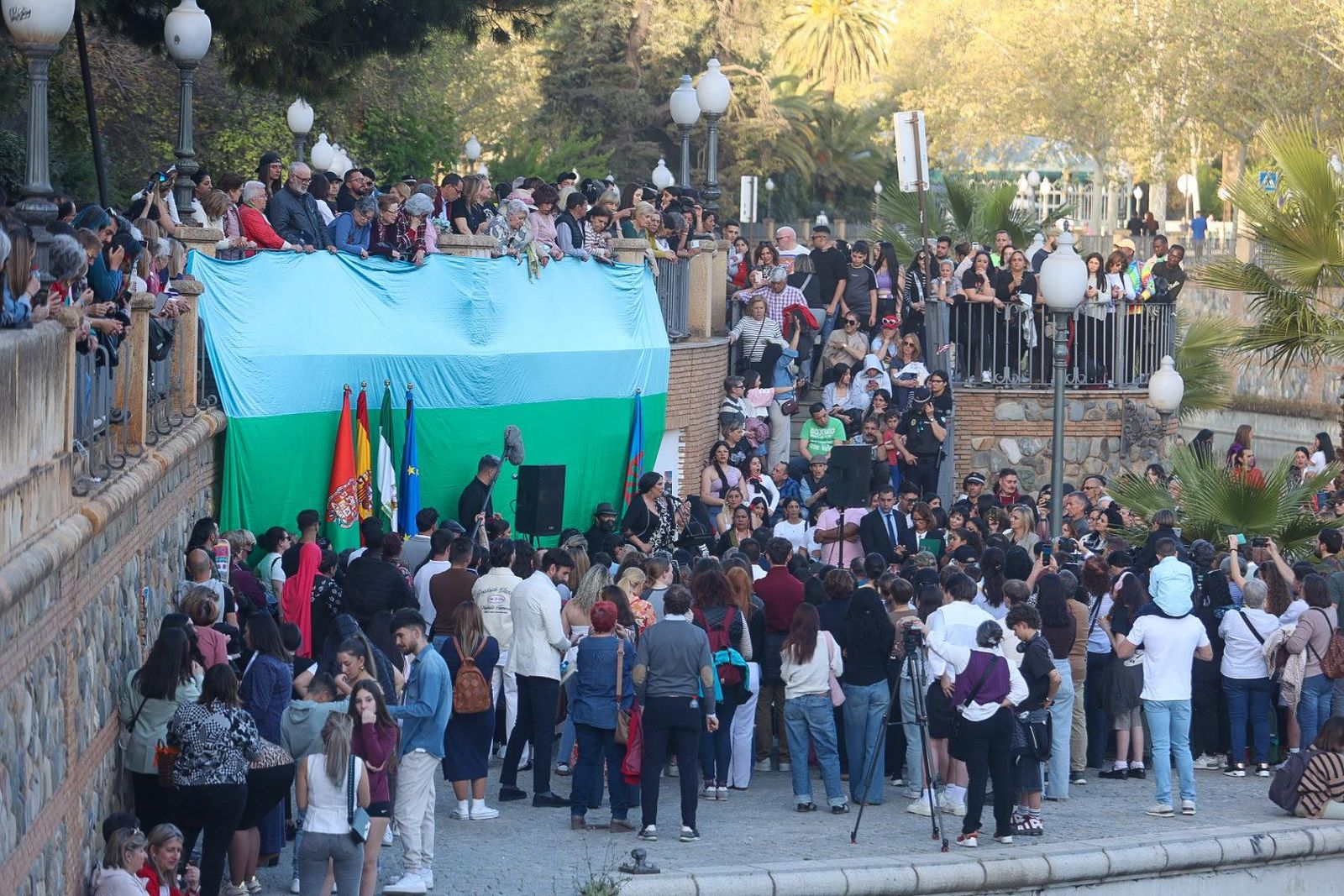 Todas las imágenes de la Ceremonia del Río para conmemorar el Día del Pueblo Gitano en Granada