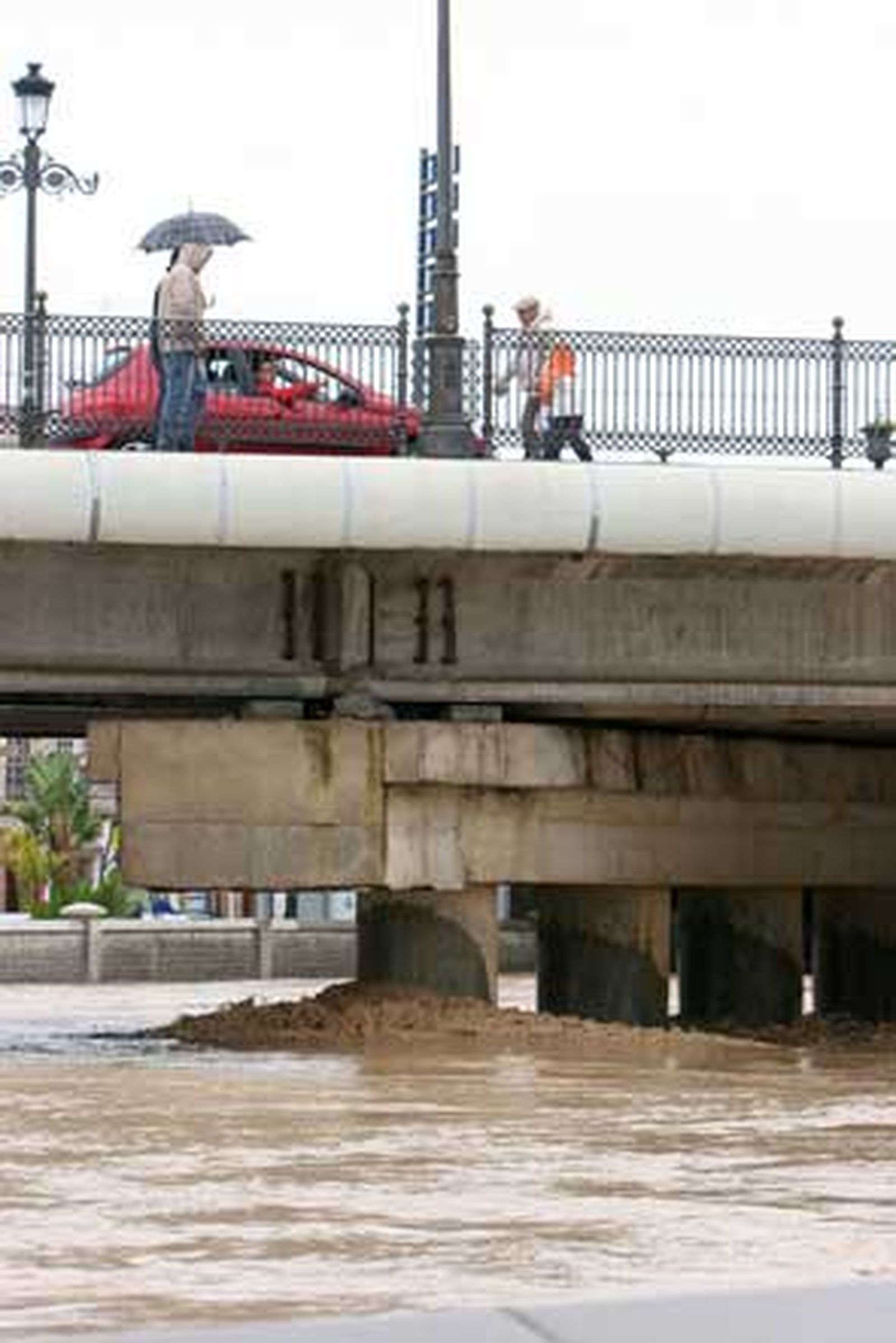 La intensa lluvia caída durante el fin de semana obligó a cortar el tráfico de acceso a Chiclana. En San Fernando, el agua alcanzó el metro de altura en la Venta de Vargas.

Foto: Sonia Ramos-Elias Pimentel