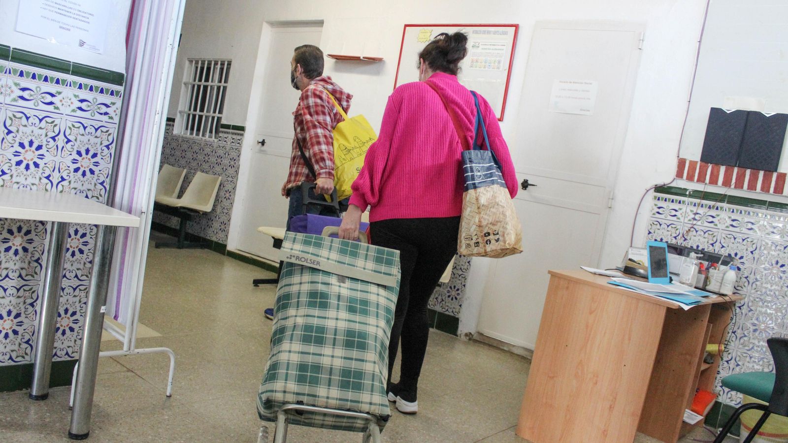 Familias recogiendo los alimentos.