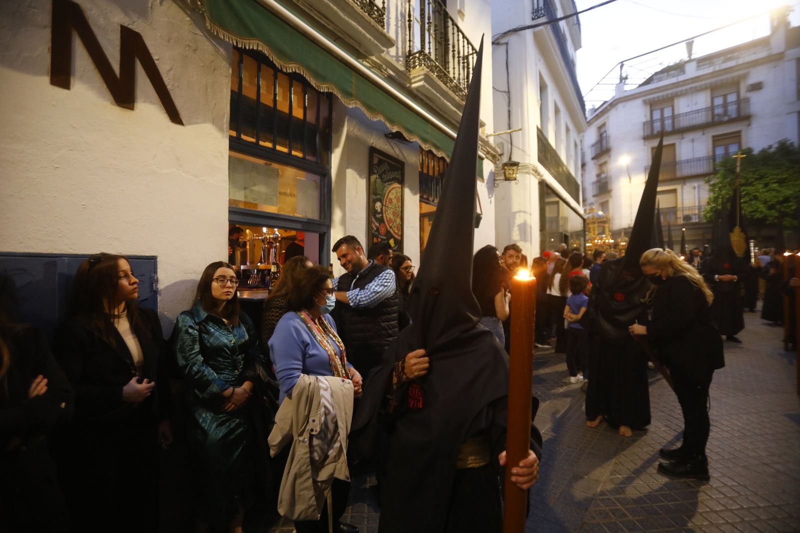 Viernes Santo en Córdoba: la procesión del Santo Sepulcro, en imágenes