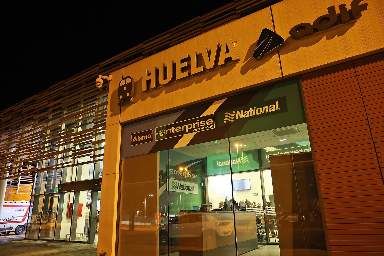 Las Fotografías del dispositivo de urgencia en la estación de Huelva para los afectados por el tren accidentado