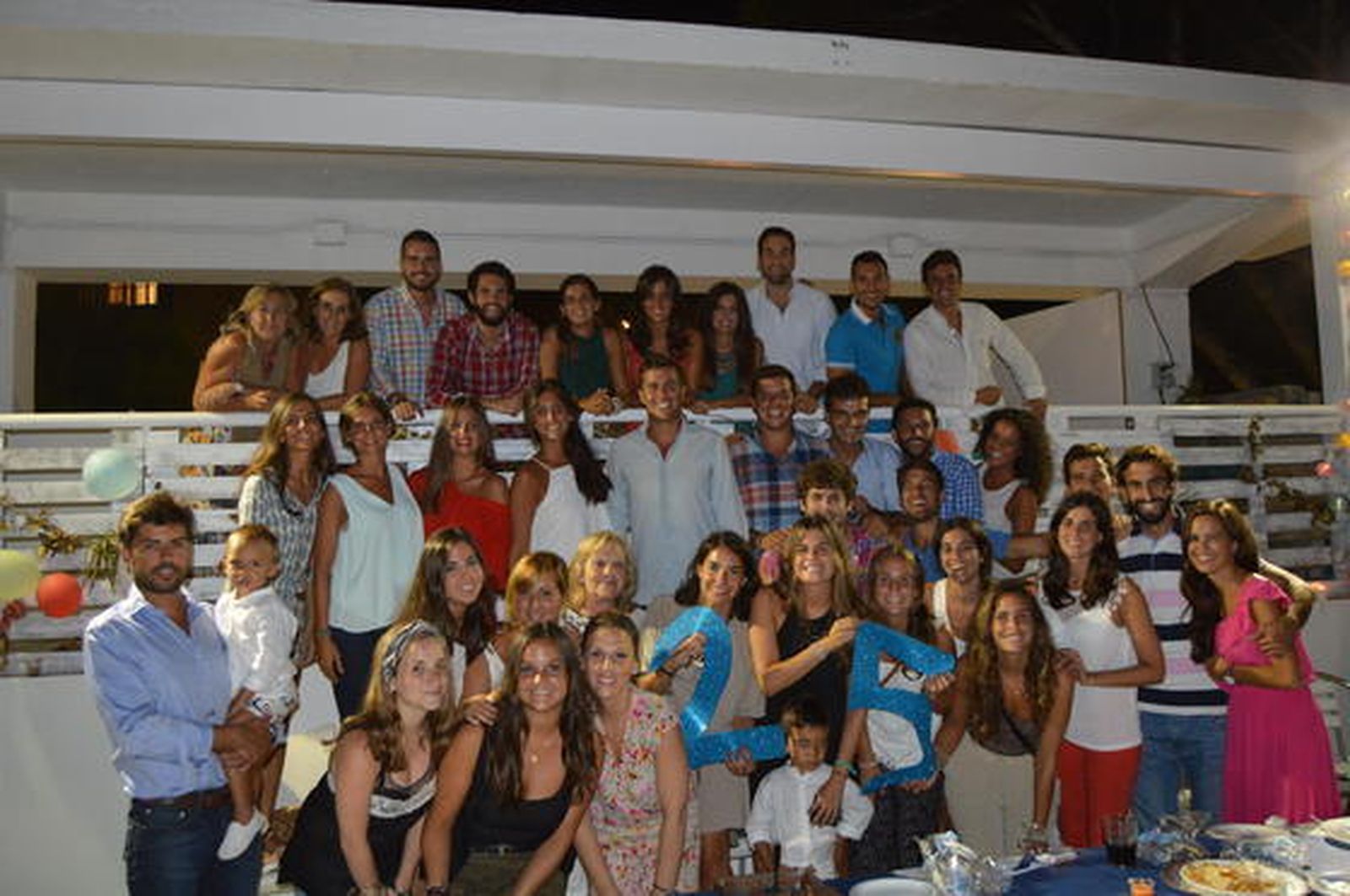 La homenajeada Cristina Flores Machuca, con los familiares y amigos que asistieron a la fiesta sorpresa de su veinticinco cumpleaños organizada por Nono Bresca en el Real Tenis Club Cádiz.  Foto: Ignacio Casas de Ciria