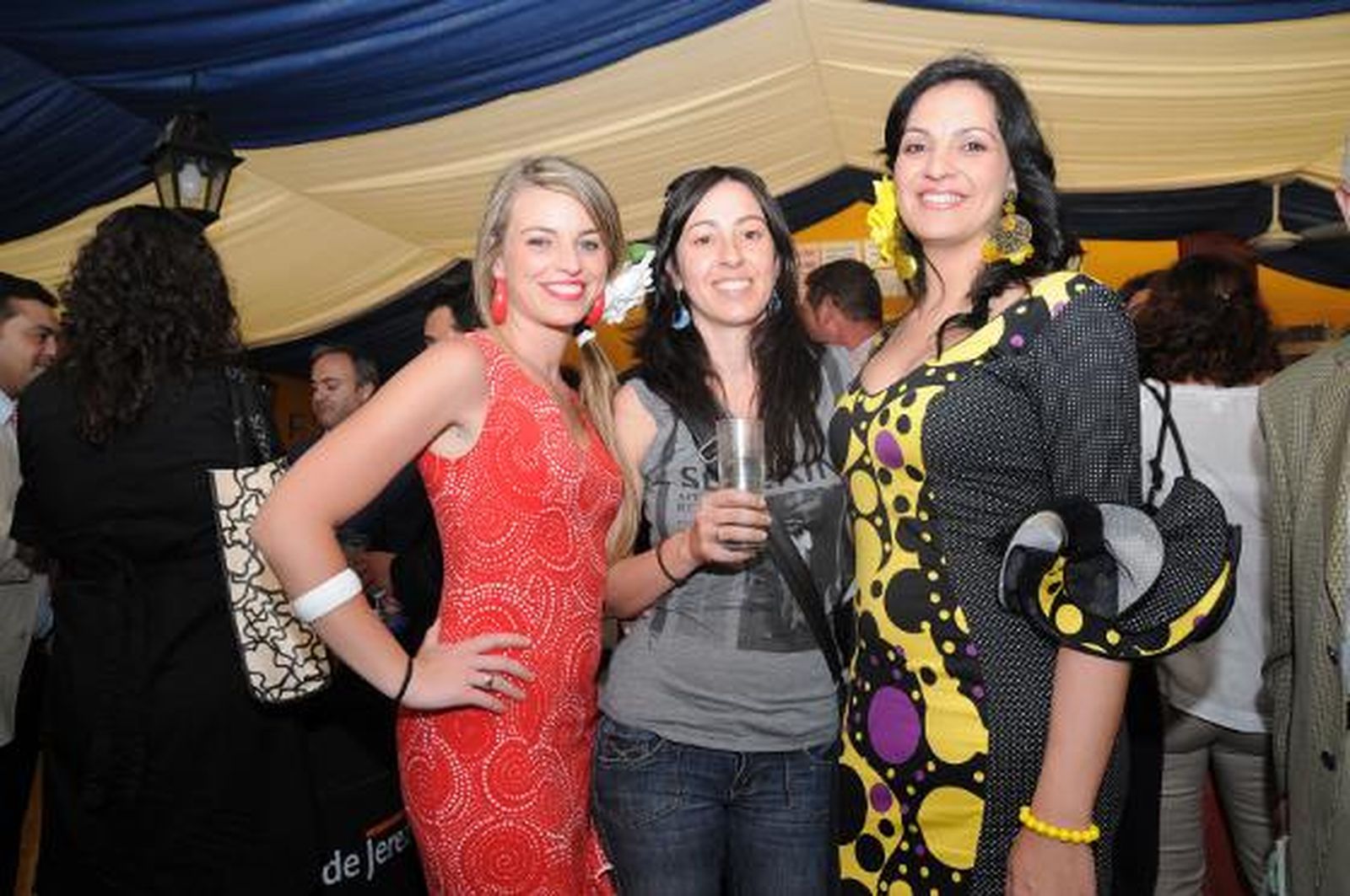 Ana López, Virginia León, periodista de Diario de Cádiz, y Mariola Rodríguez, encargada de la prensa andalucista en la ciudad. 

Foto: Manuel Aranda