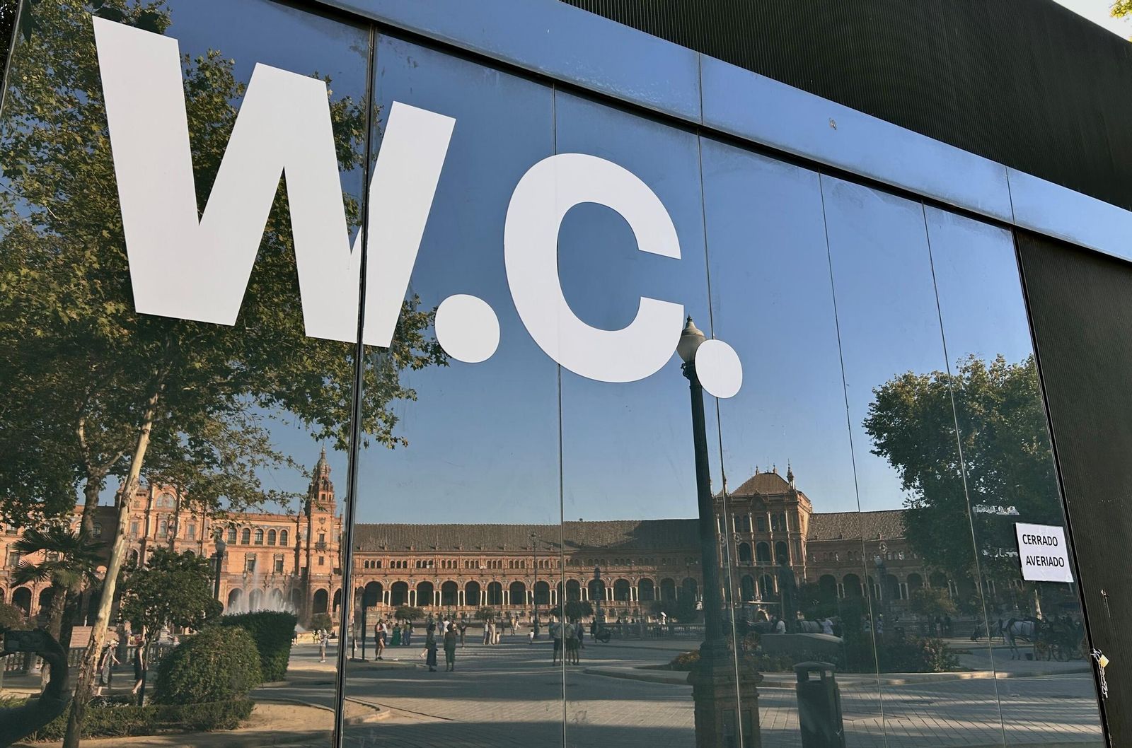 La Plaza de España reflejada en los aseos públicos.