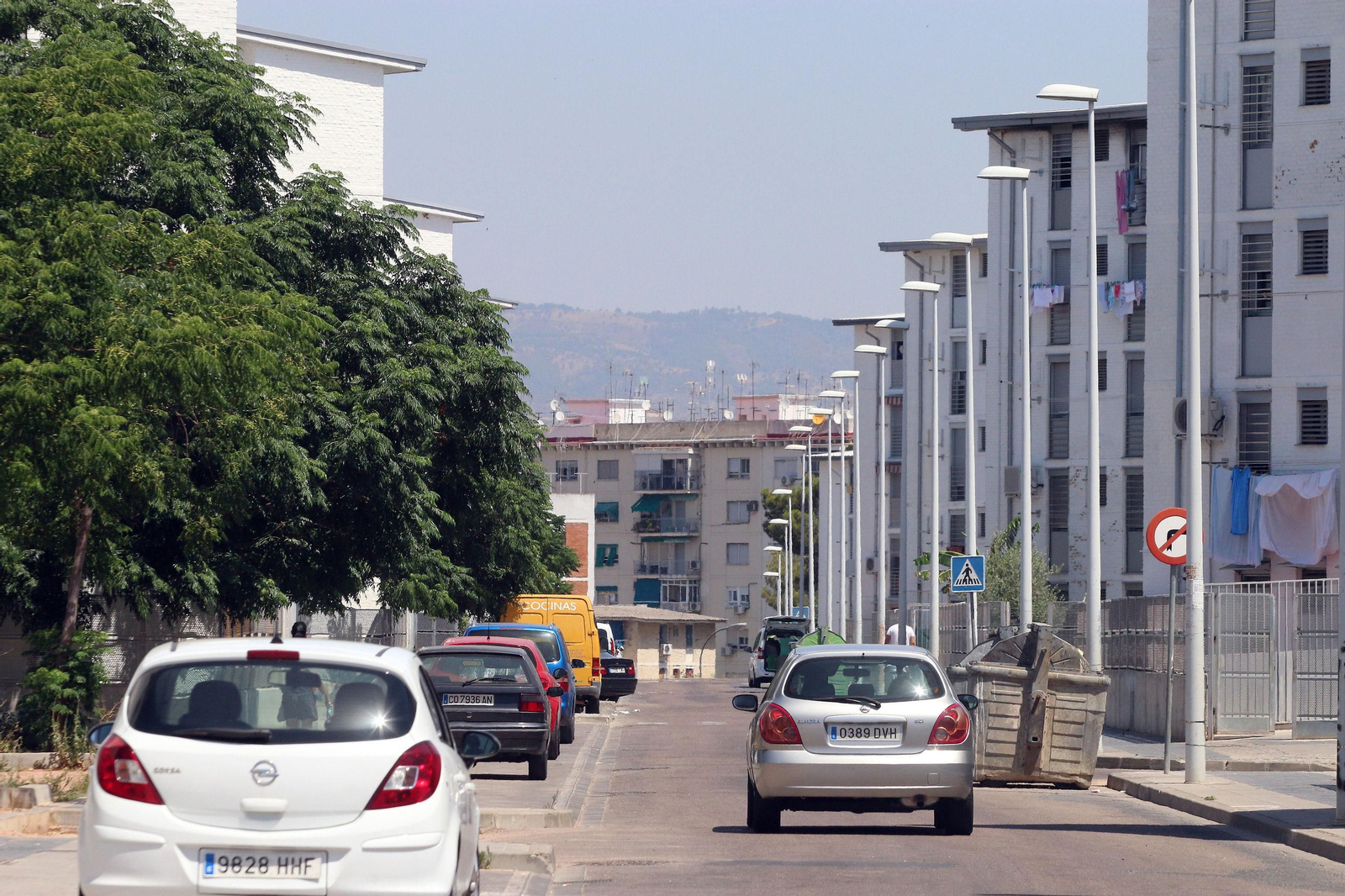 Coches circulan por la calle Torremolinos, en el Sector Sur