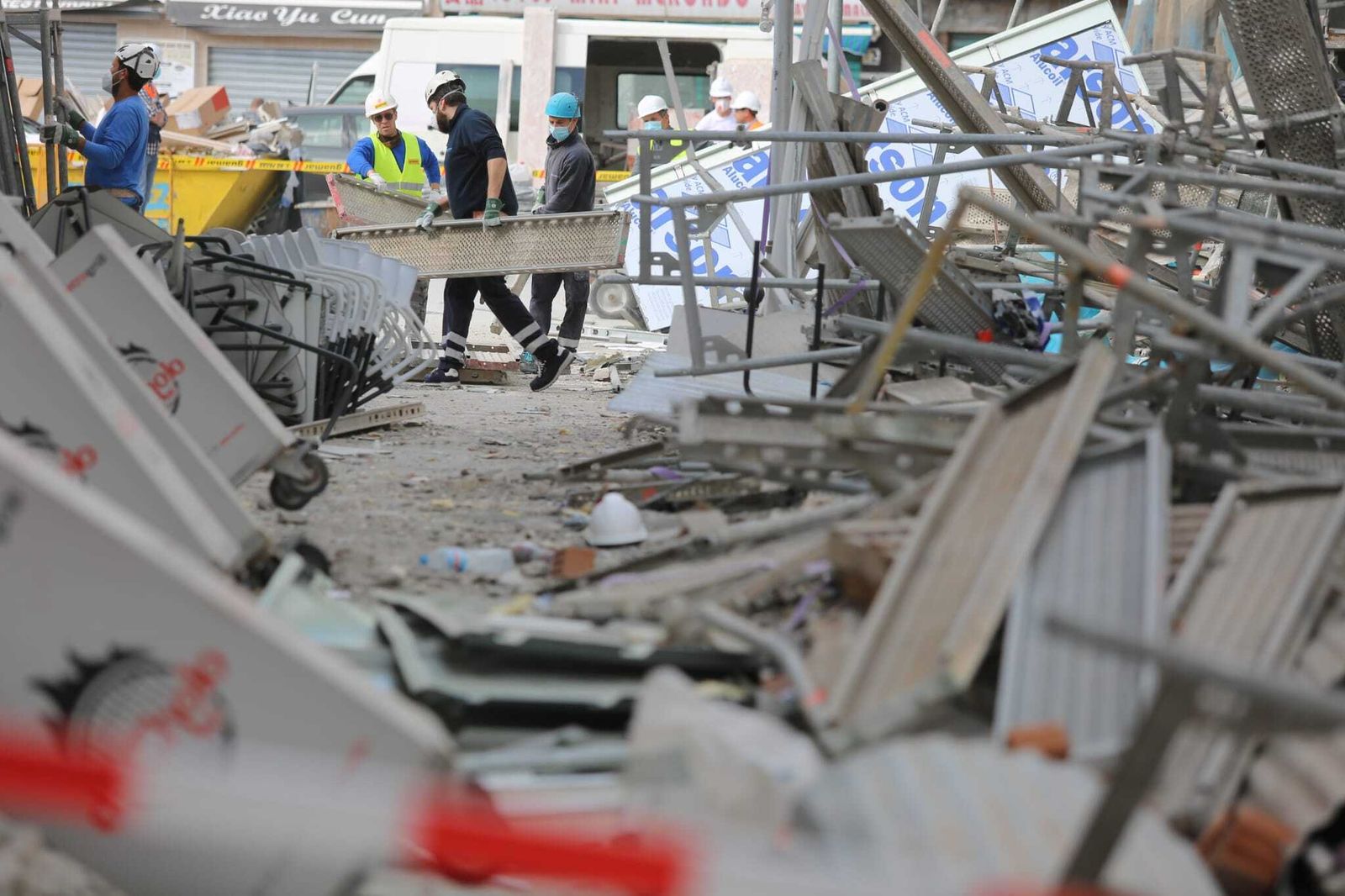 El andamio caído con varios trabajadores en Málaga, en fotos