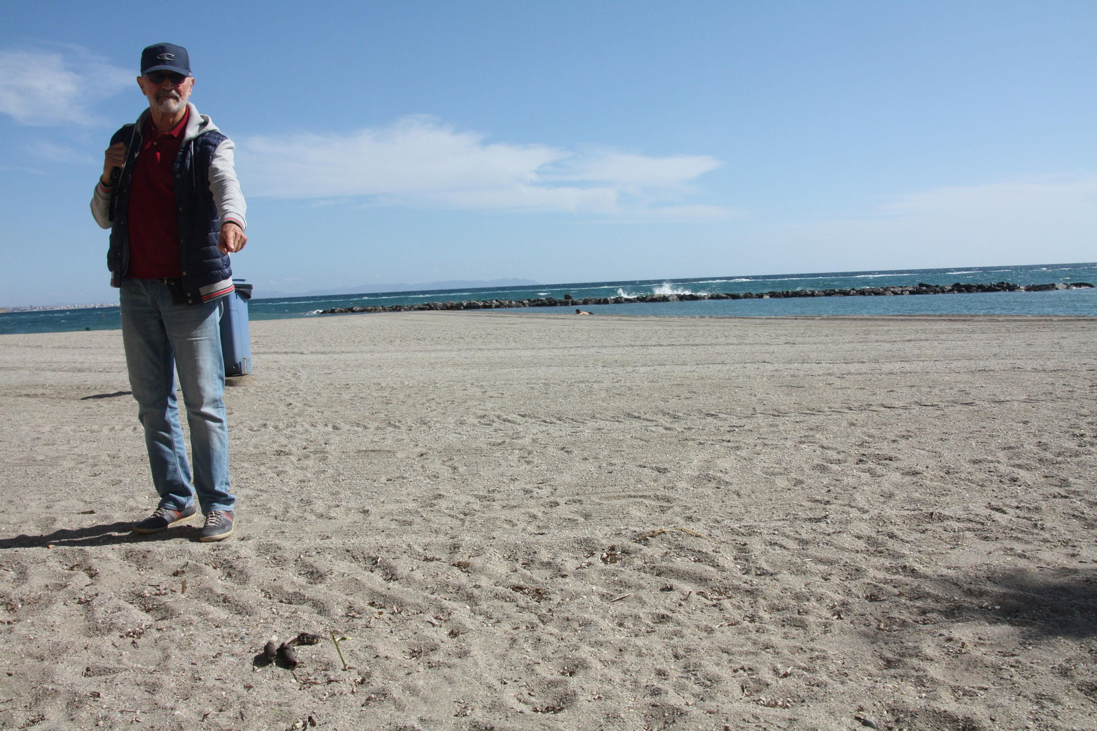 Igor señala los restos de excrementos de un can en plena playa.