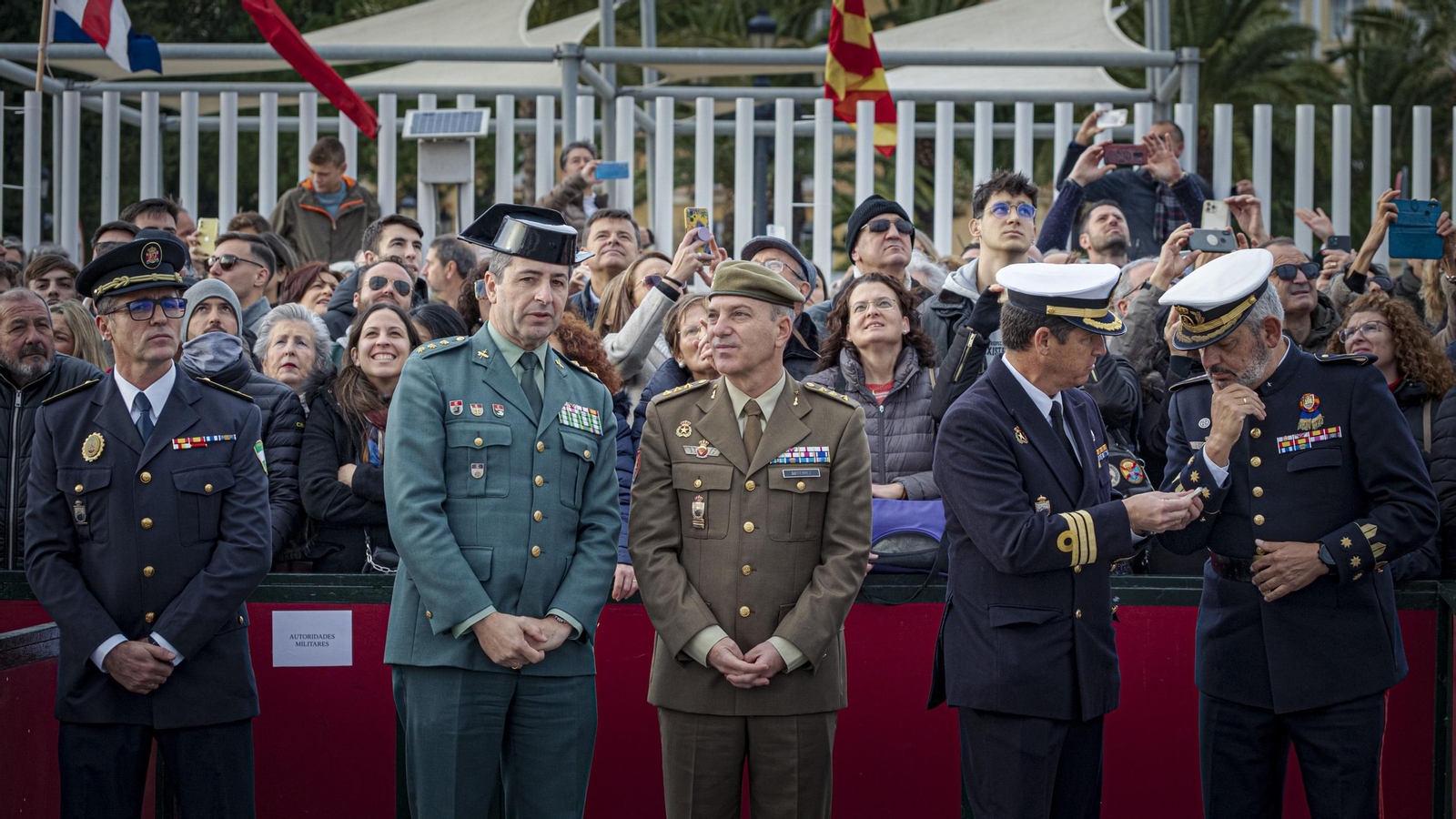 Salida del buque escuela J. S. de Elcano de los muelles de Cádiz para emprender su XCVI Crucero de Instrucción