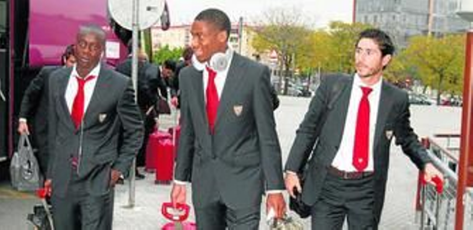 Babá, Kondogbia y Víctor Sánchez del Amo (segundo entrenador), instantes después de bajarse del autobús del equipo.