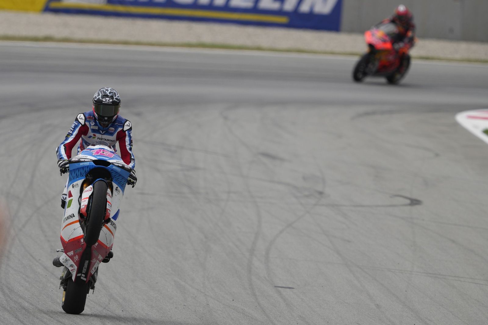 Las cariñosas fotos de Piqué, Clara Chía en el Mundial de Motos en Montmeló