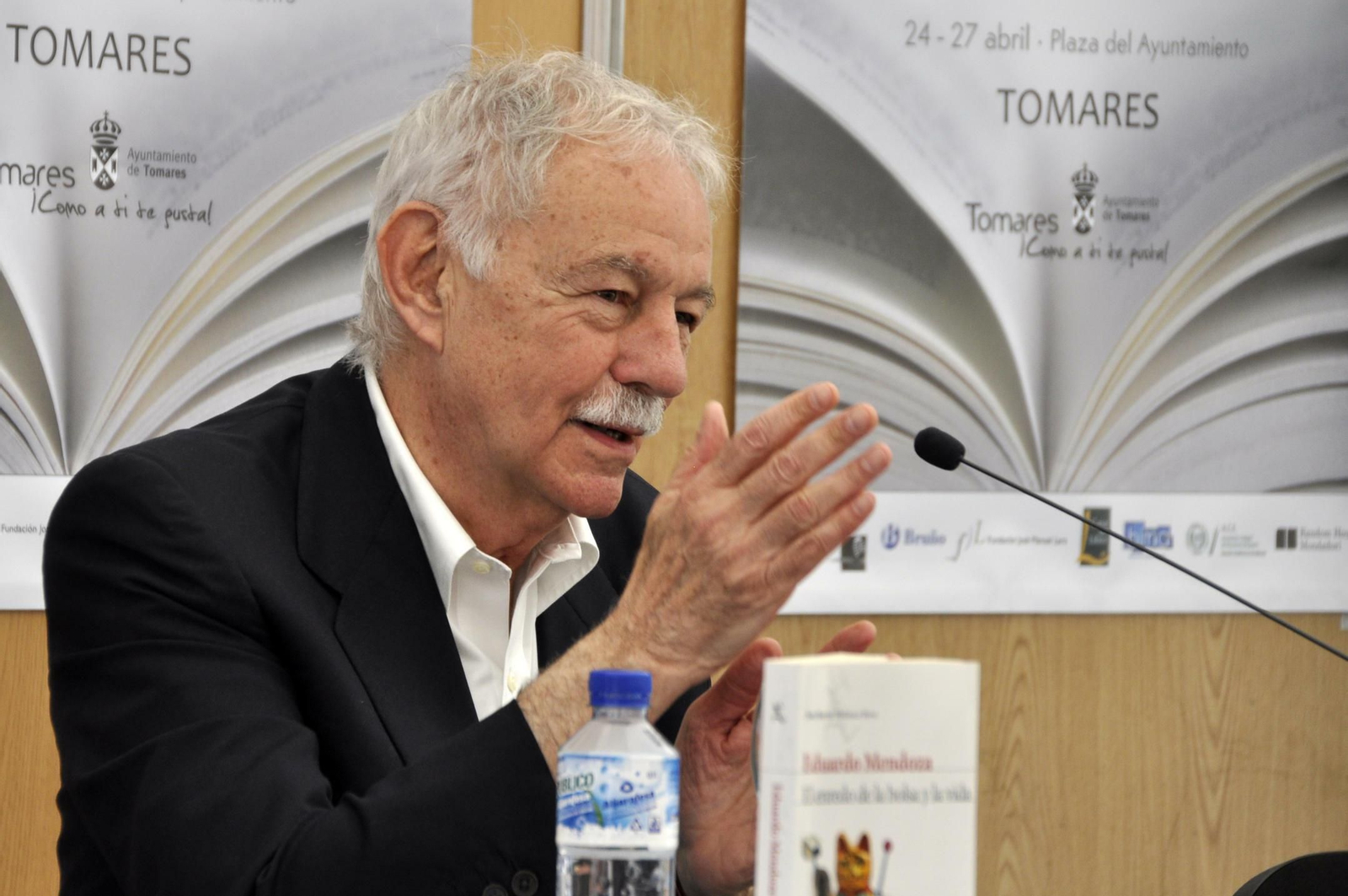 Eduardo Mendoza, en la Feria del Libro de Tomares de 2014.