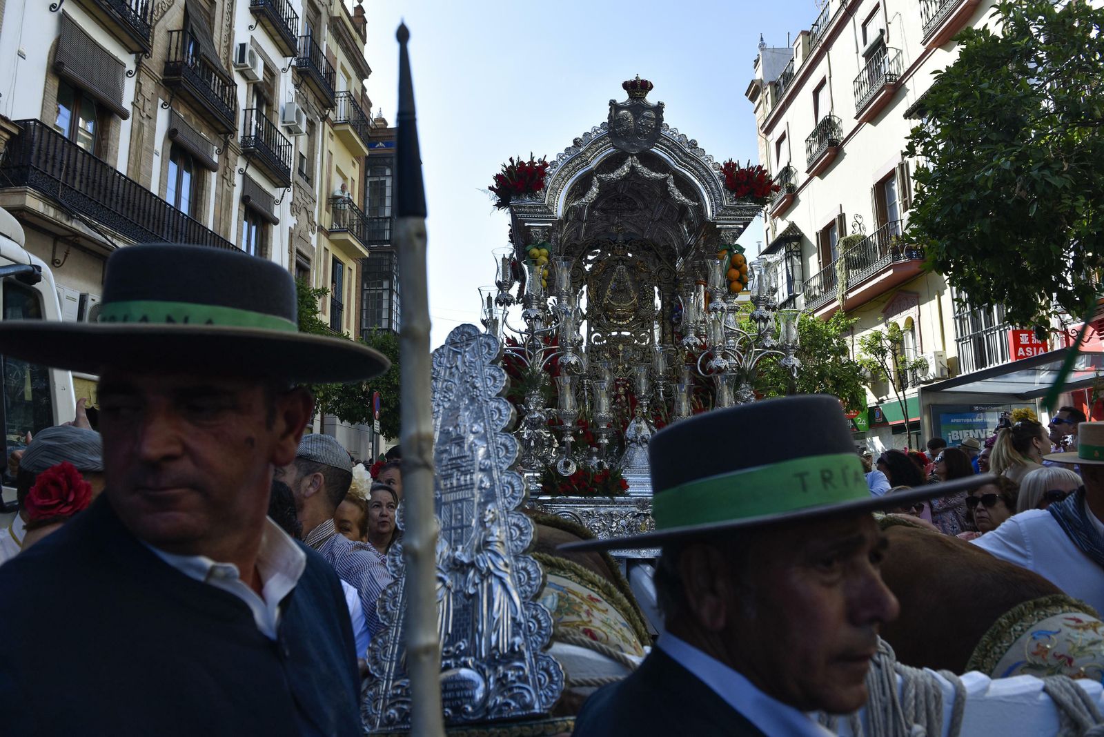 La salida de la Hermandad del Rocío de Triana, en imágenes