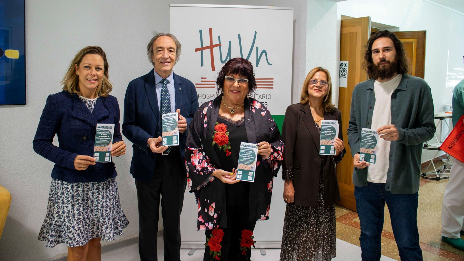 El delegado de Salud, Indalecio Sánchez-Montesinos, asiste a la inauguración, junto con la subdirectora médica del hospital, María del Mar Sánchez, la subdirectora de enfermería, Matilde Sánchez, la presidenta del Consejo Andaluz de Enfermería, María del Mar García, y el director de la Cátedra de Investigación e Innovación en Bienestar, Jonathan Cortés.
