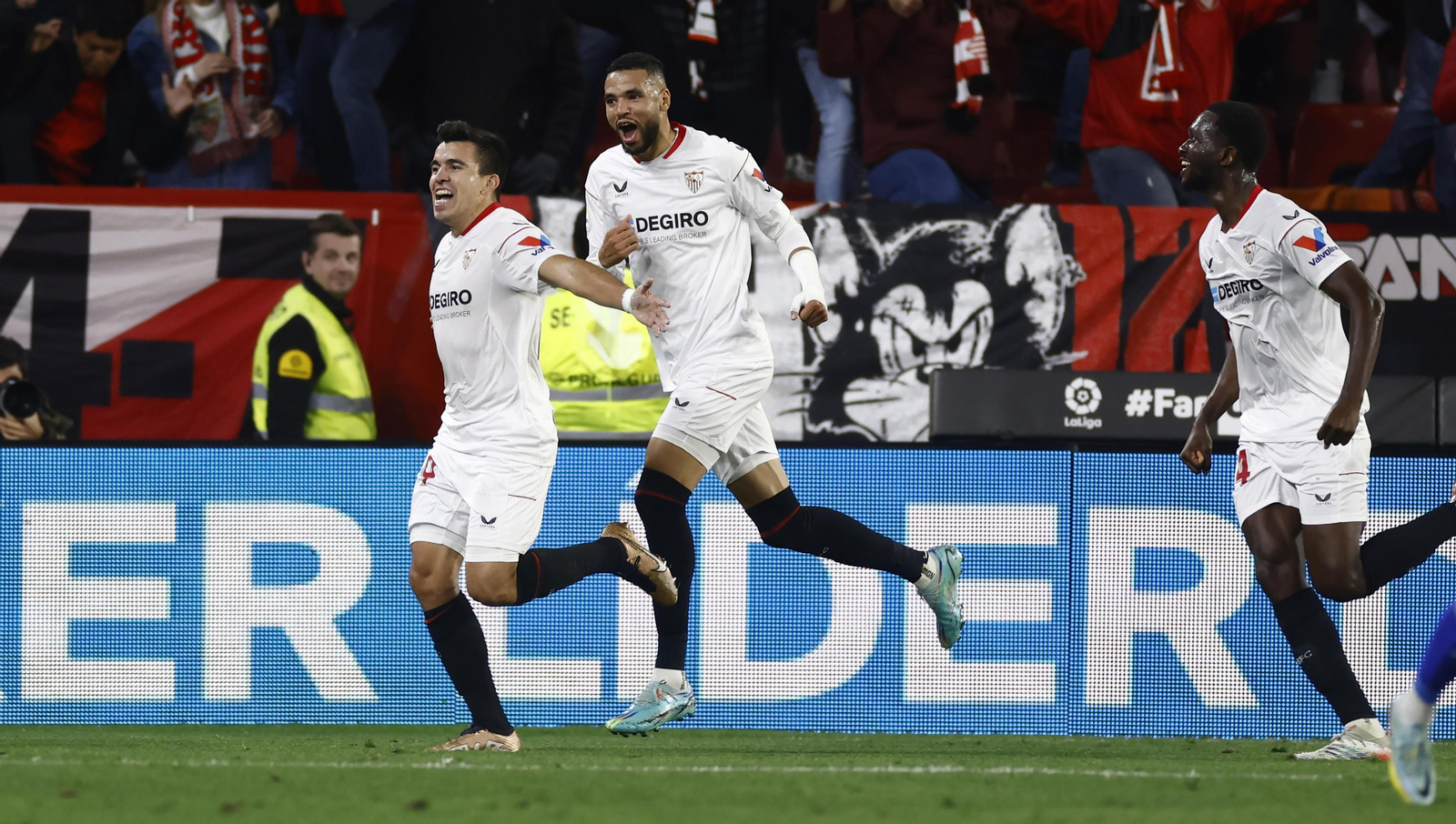 Acuña canta el gol que manda en el marcador junto a En-Nesyri y Nianzou.