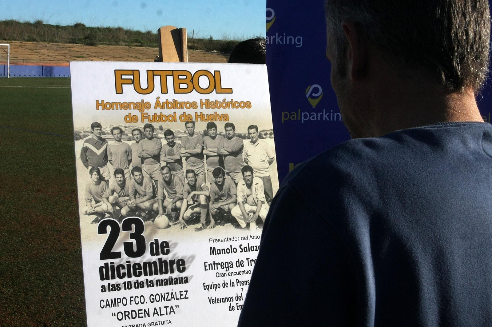 Imágenes del partido homenaje a los árbitros históricos de fútbol de Huelva