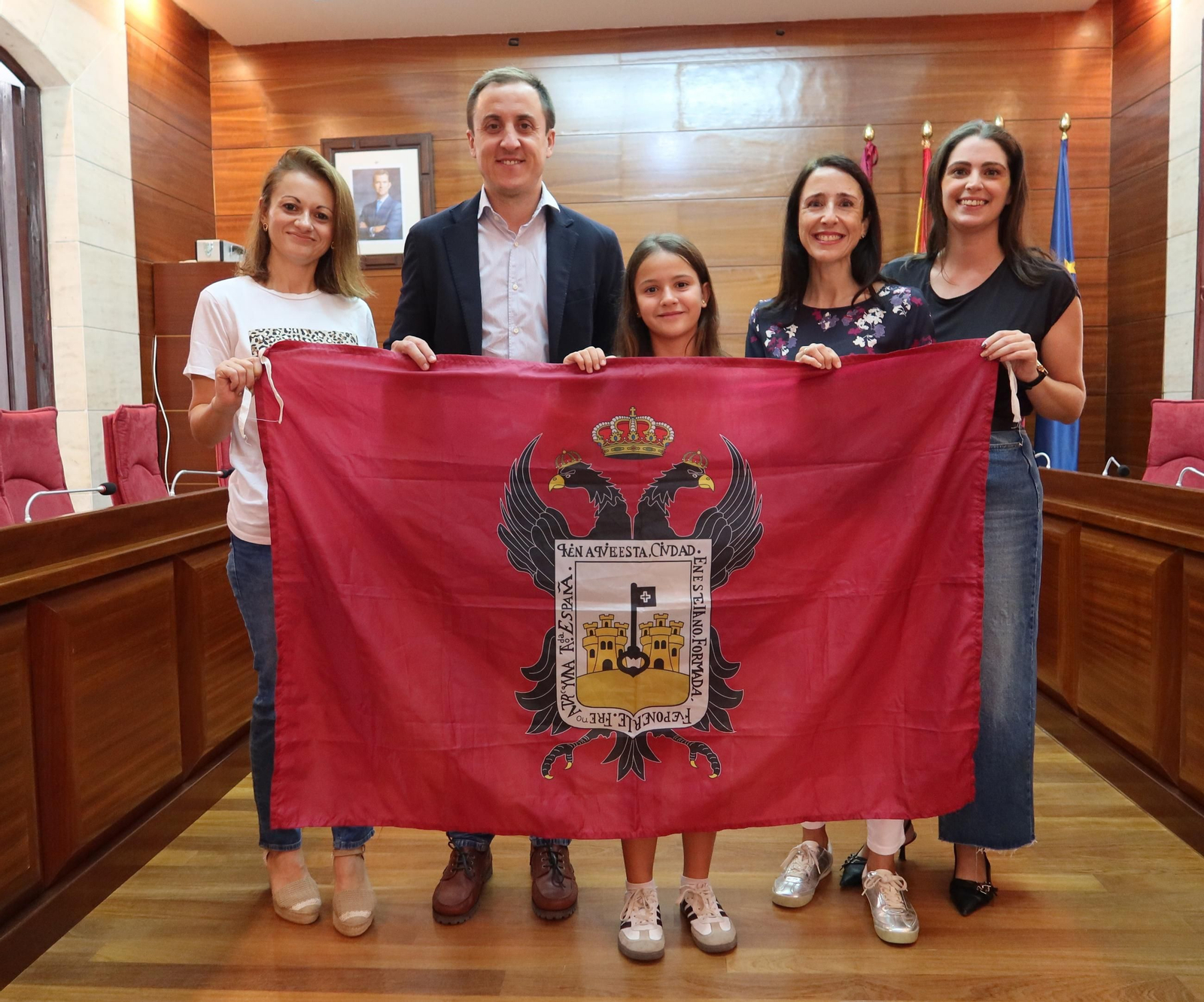 Alcalde entrega la bandera de Vera a Ainhoa Boeangiu.