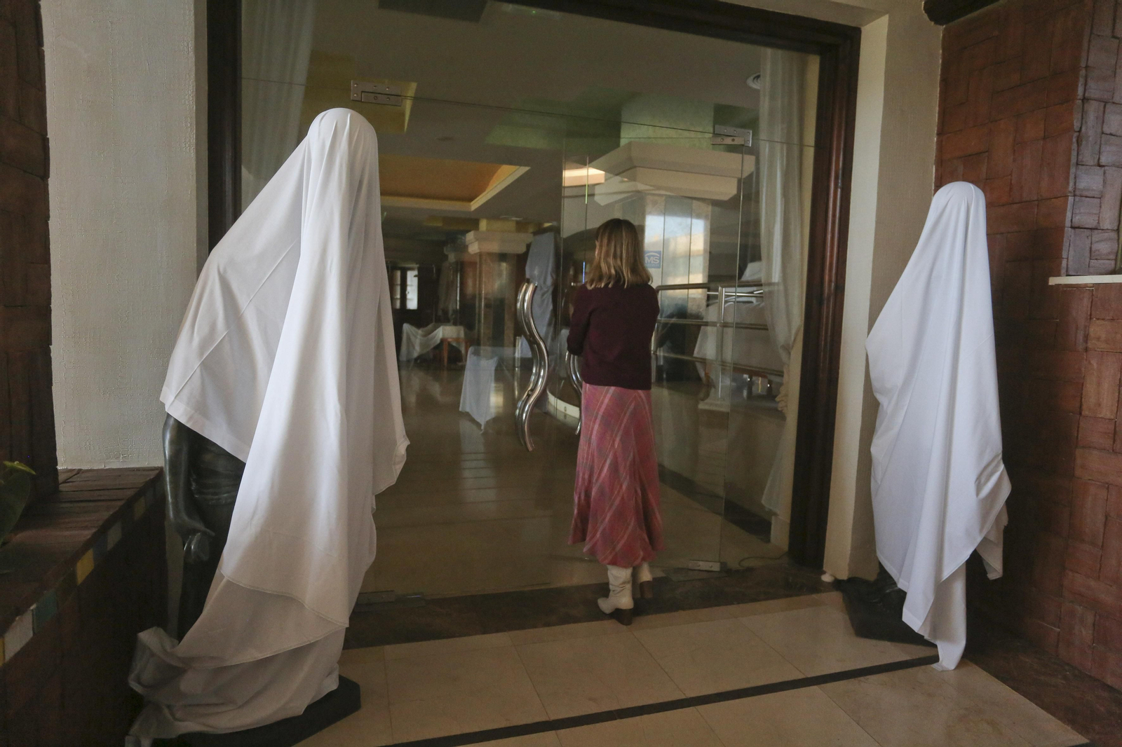Sábanas blancas visten el hotel Amaragua de Torremolinos, cerrado por el coronavirus, en fotos