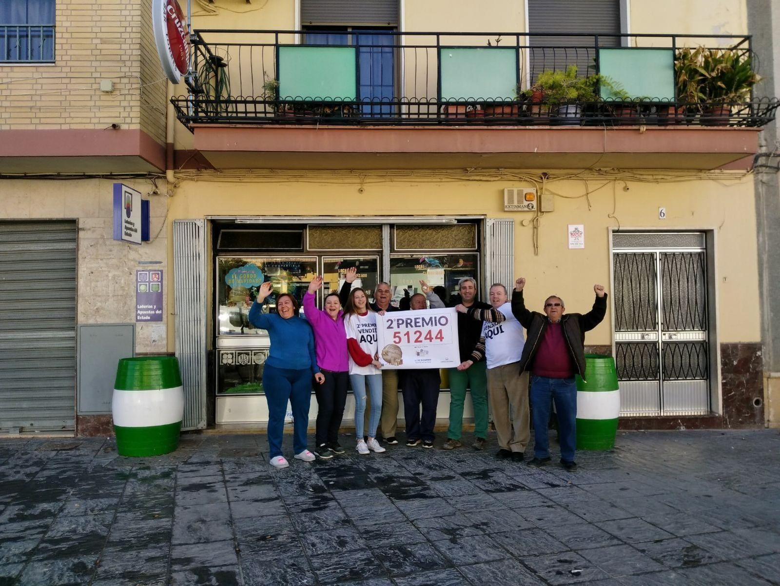 Los tres jóvenes jugaban tres números, dos de ellos comprados en este establecimiento.