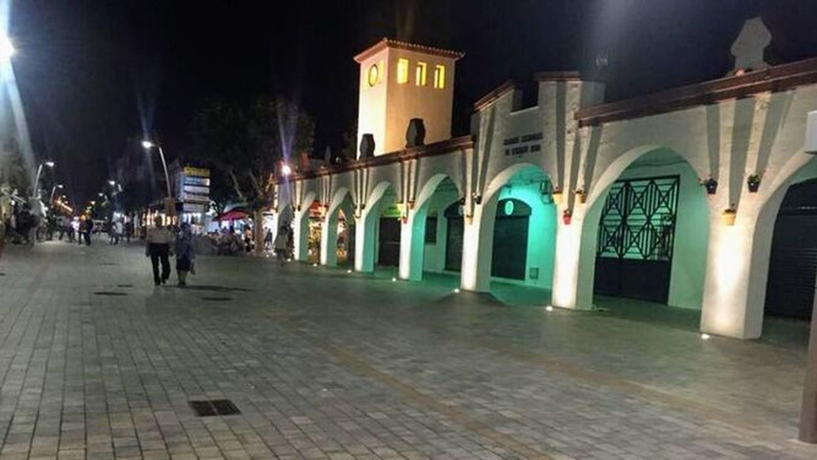 Un vista nocturna retrospectiva del centro de Chipiona.