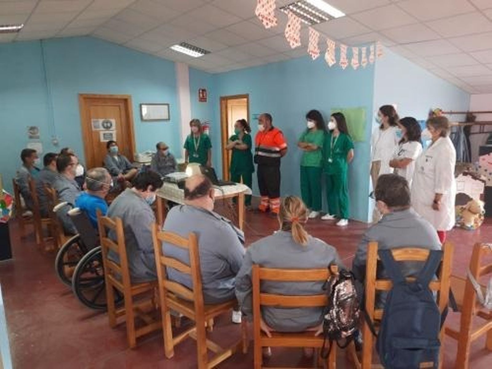 Profesionales de la UGC de Bujalance durante las jornadas para prevenir el covid con el lavado de manos.