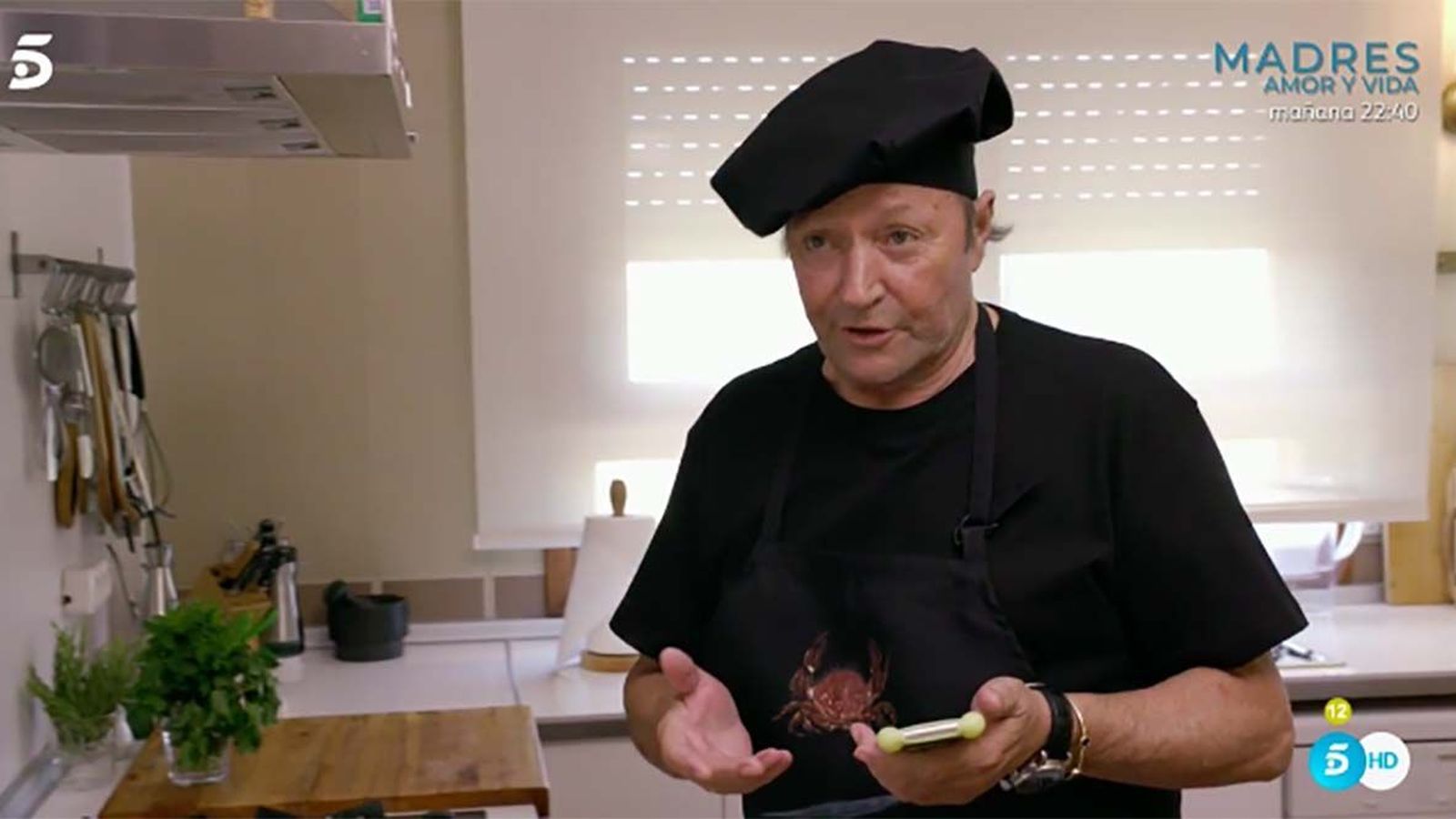 Amador Mohedano, entre fogones, en la entrega de 'Ven a cenar...' de este miércoles.