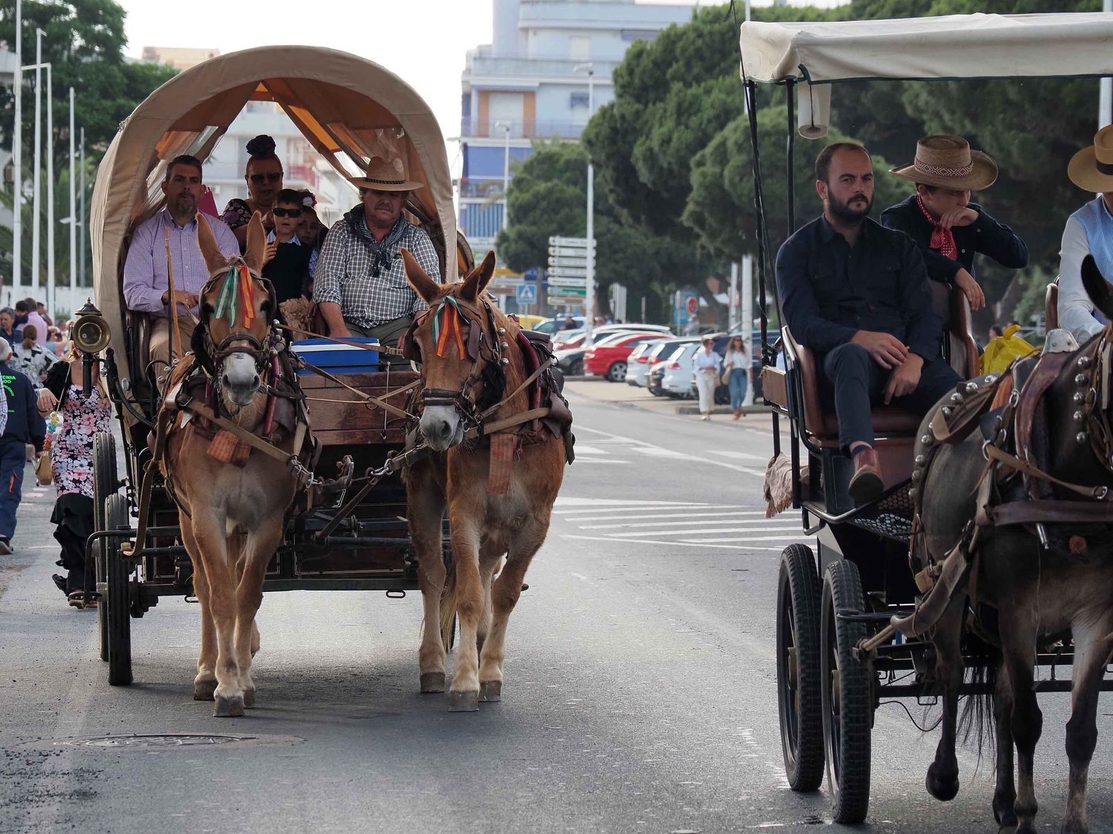 Salida de la Hermandad de Punta Umbría hacia El Rocío.