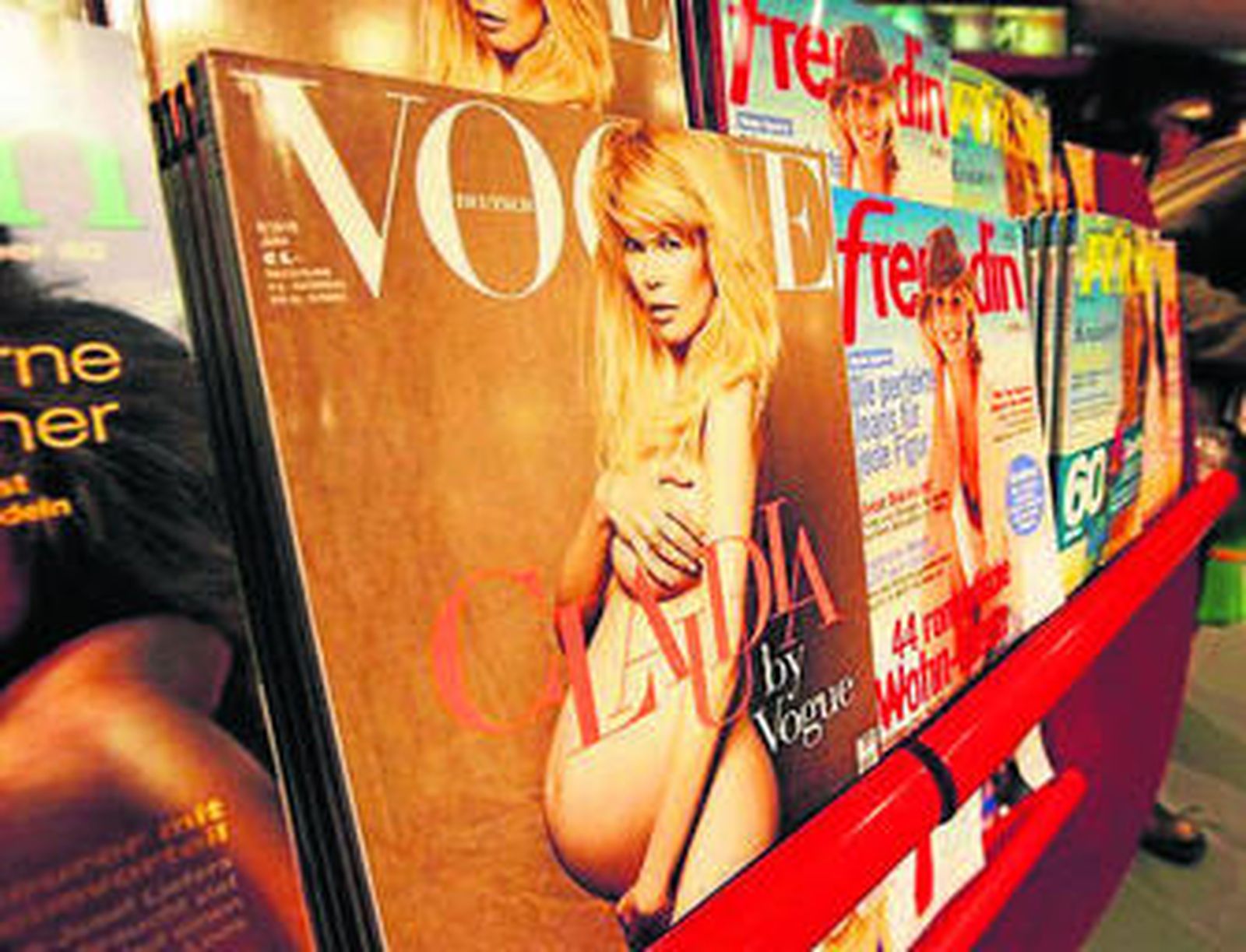 Claudia Shiffer posa desnuda y 'embarazadísima' para 'Vogue'