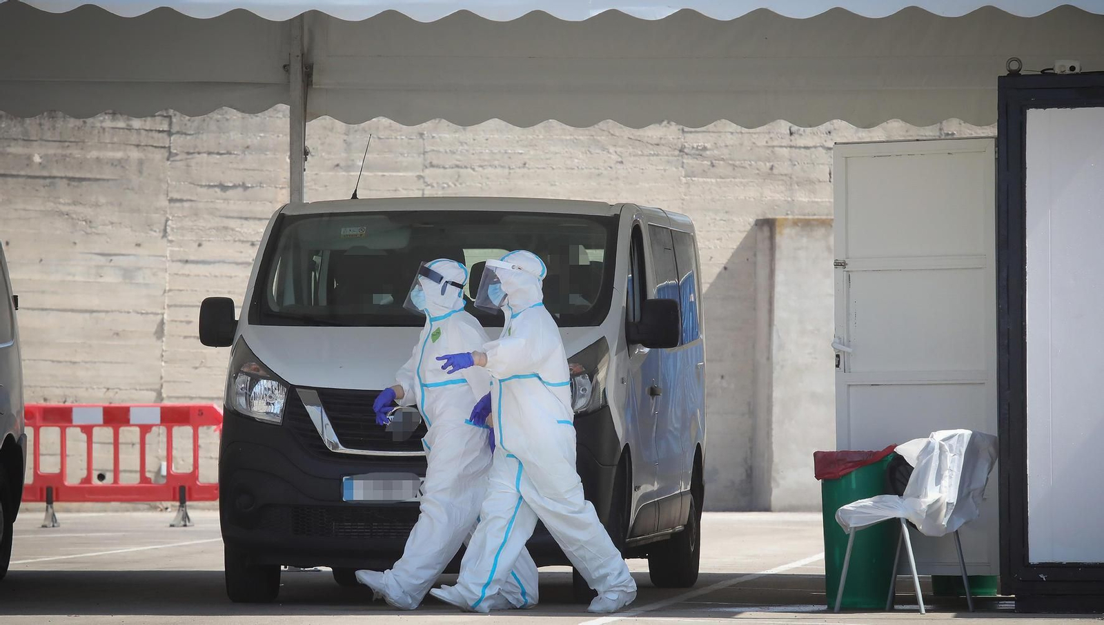 Dos sanitarios, en el auto-covid del hospital de Jerez.