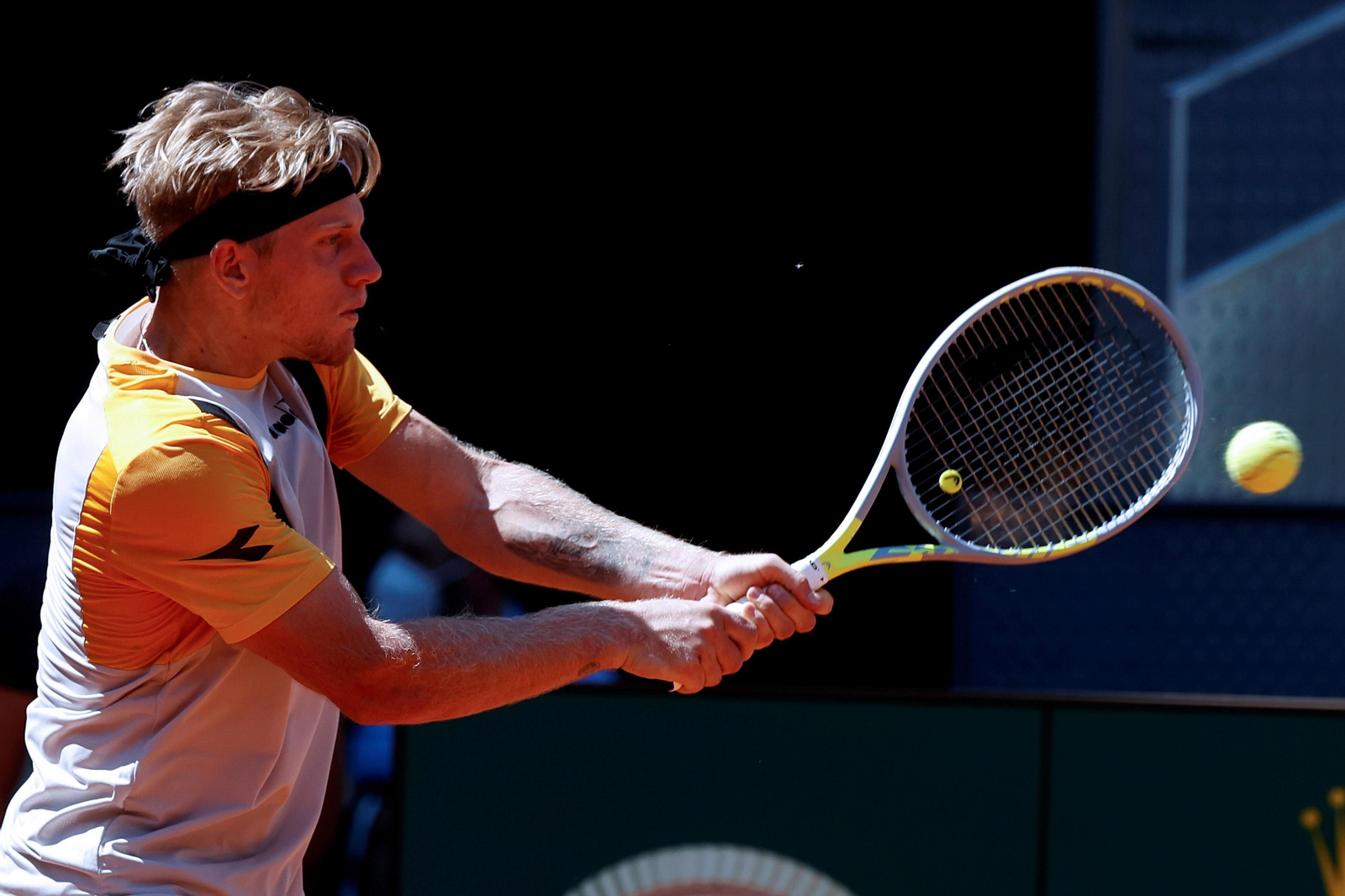 Davidovich golpea de revés.