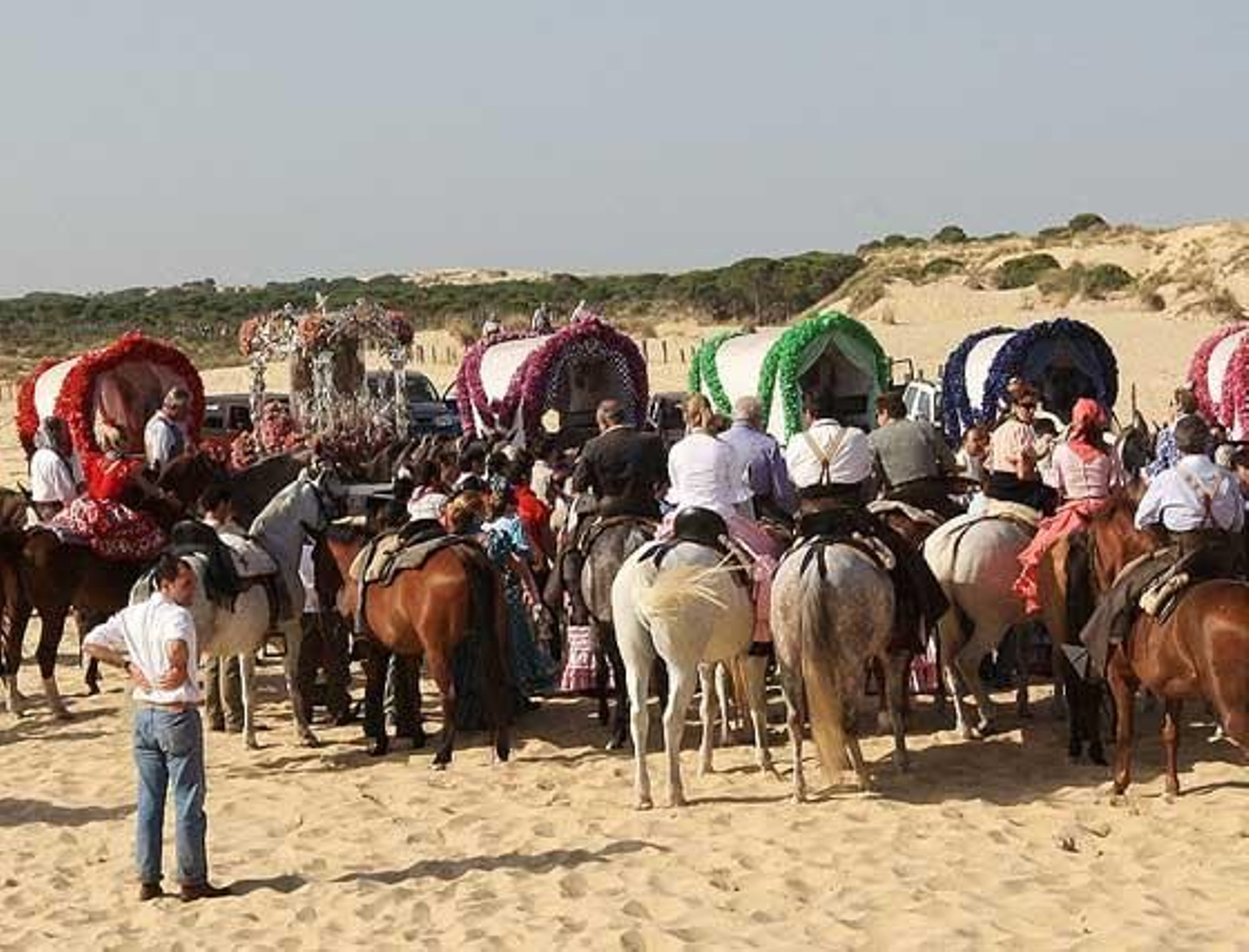 Una de las imágenes características del Rocío según Jerez. Los caballistas y las carretelas abrazando al Simpecado en las alturas de la duna

Foto: Juan Carlos Toro