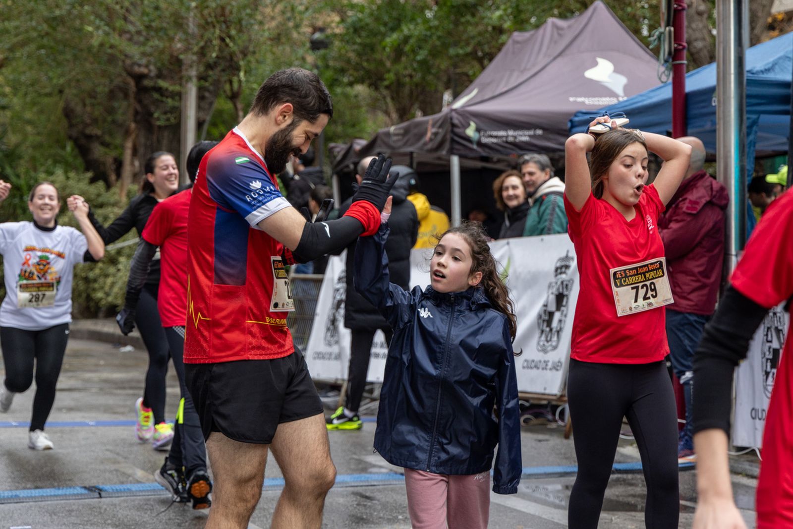 En imágenes: la lluvia no frena a más de un millar de corredores en la V Carrera Popular del IES San Juan Bosco (2)