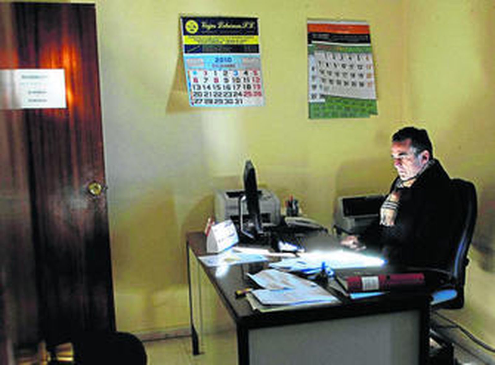 Un funcionario, ayer, casi en penumbra, en el Juzgado de Paz, hasta donde llegaron los cortes.