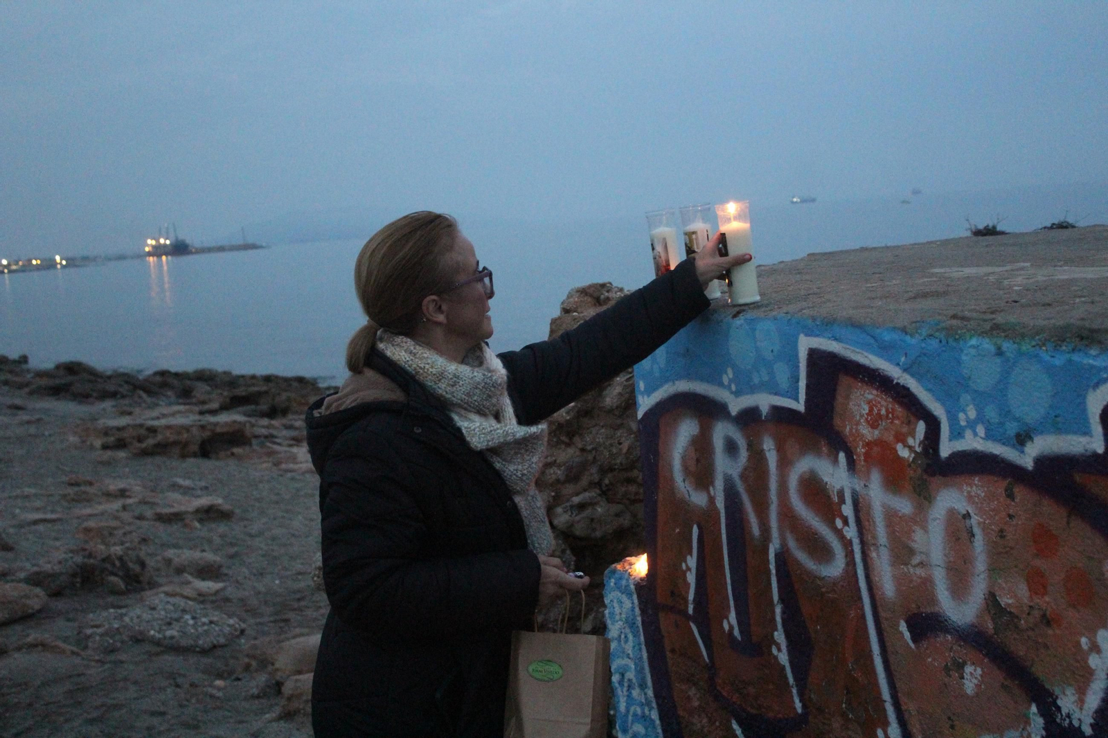 Garrucha rinde homenaje a Lucca con velas y flores en el lugar dnde apareció su cadáver