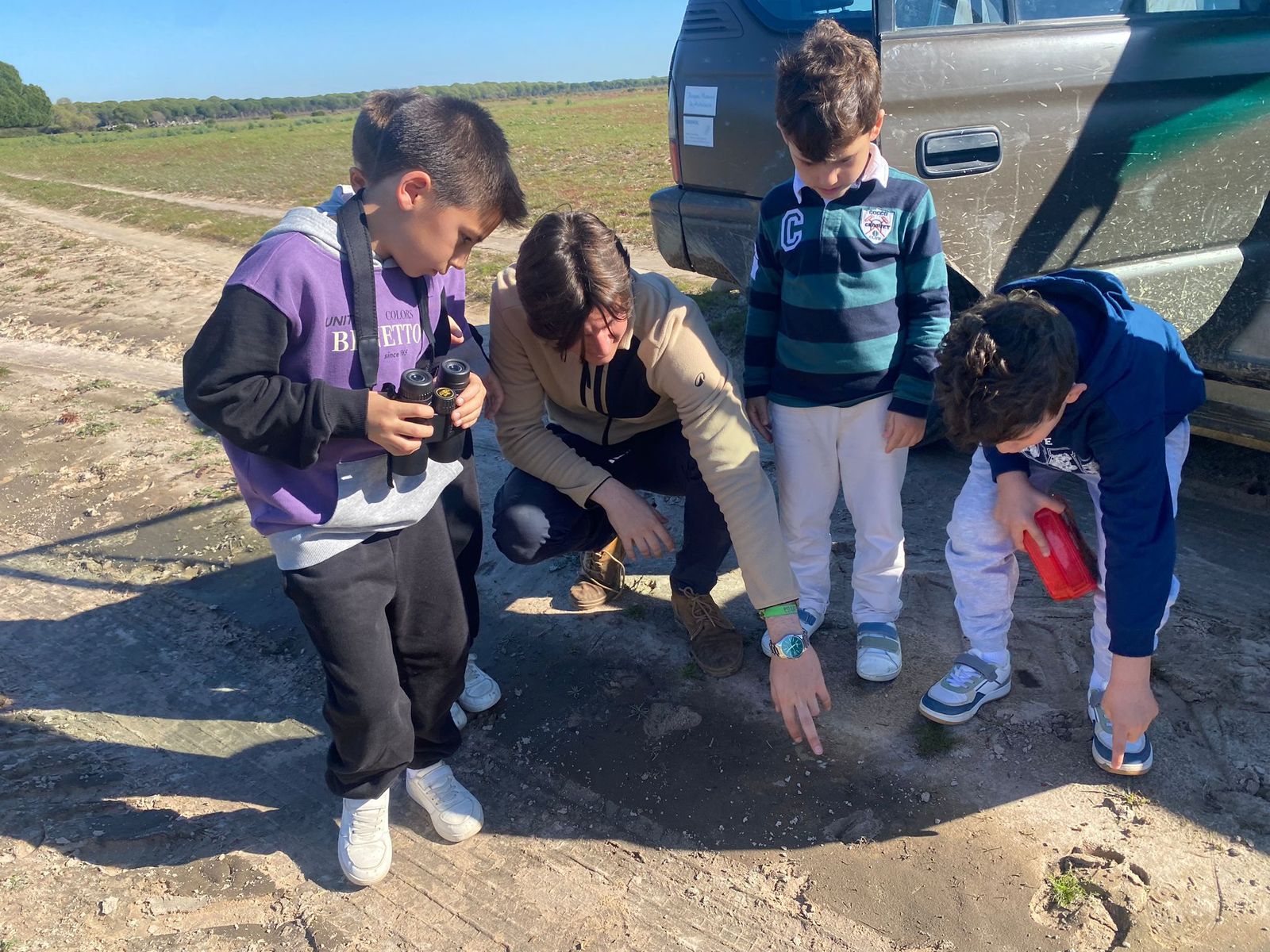 La peña Sevillistas en Xerez regala ilusión en El Rocío a niños del Hospital de Jerez